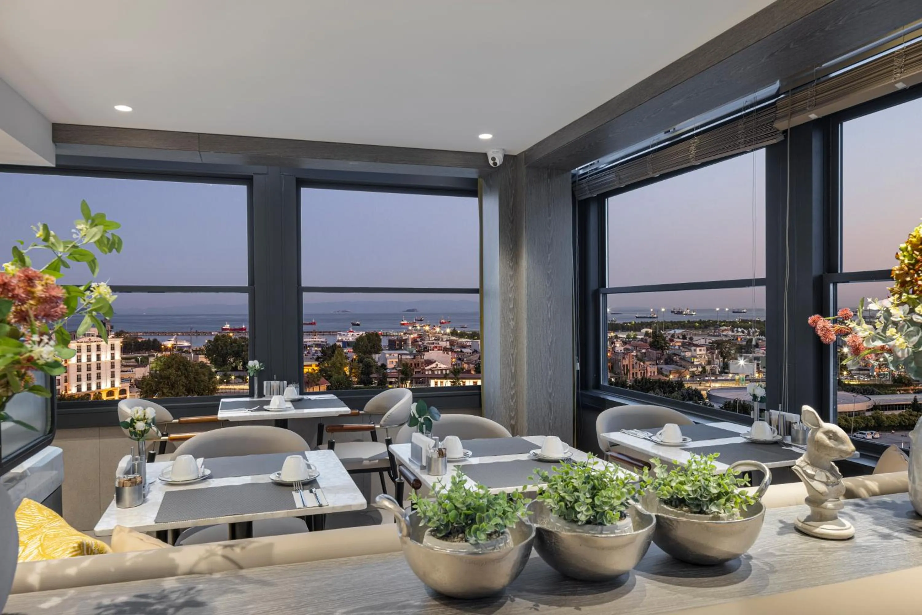 Restaurant/places to eat in Lunet Old City Hotel