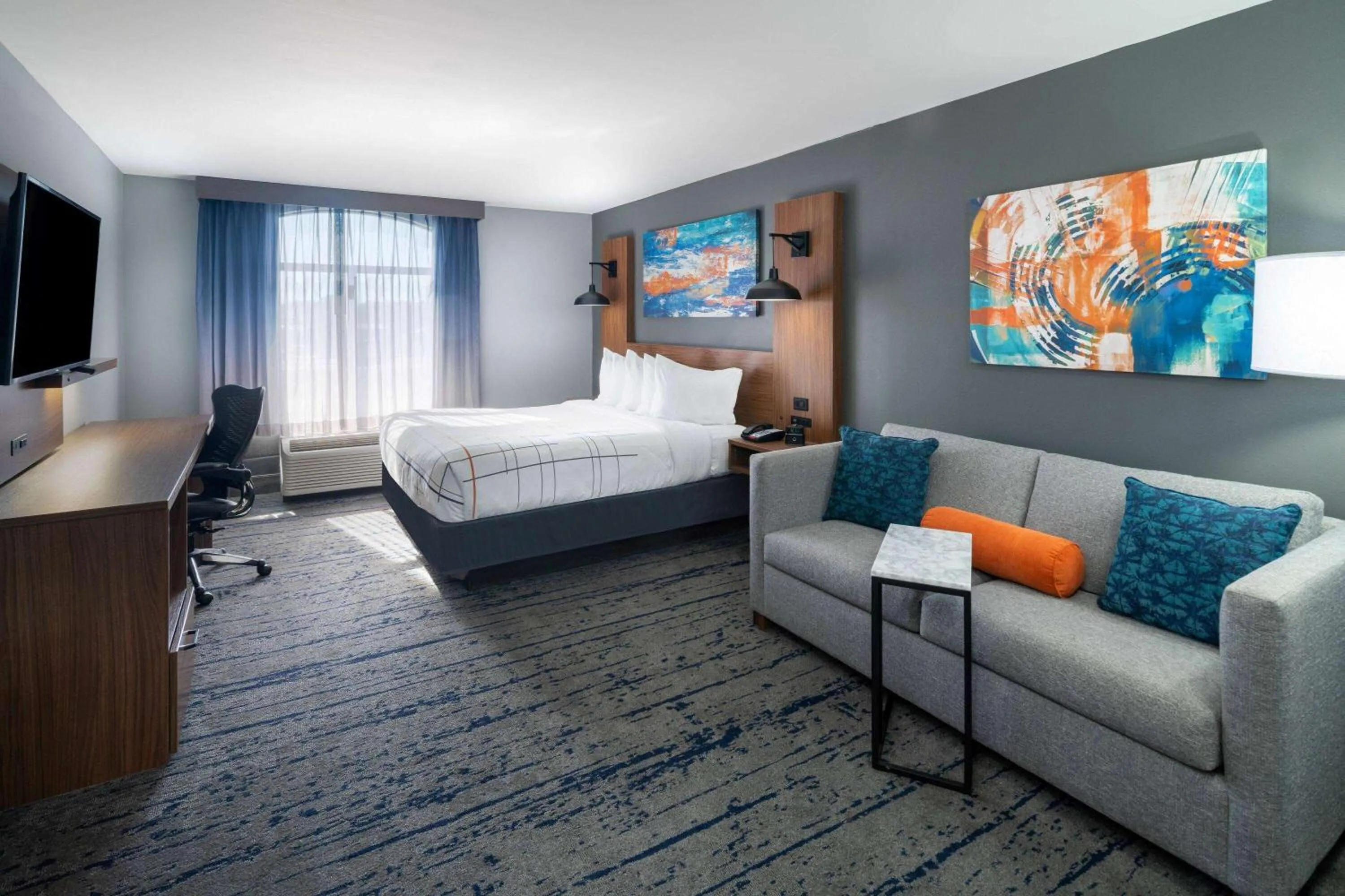 Photo of the whole room, Bed in La Quinta Inn & Suites by Wyndham-Albany GA