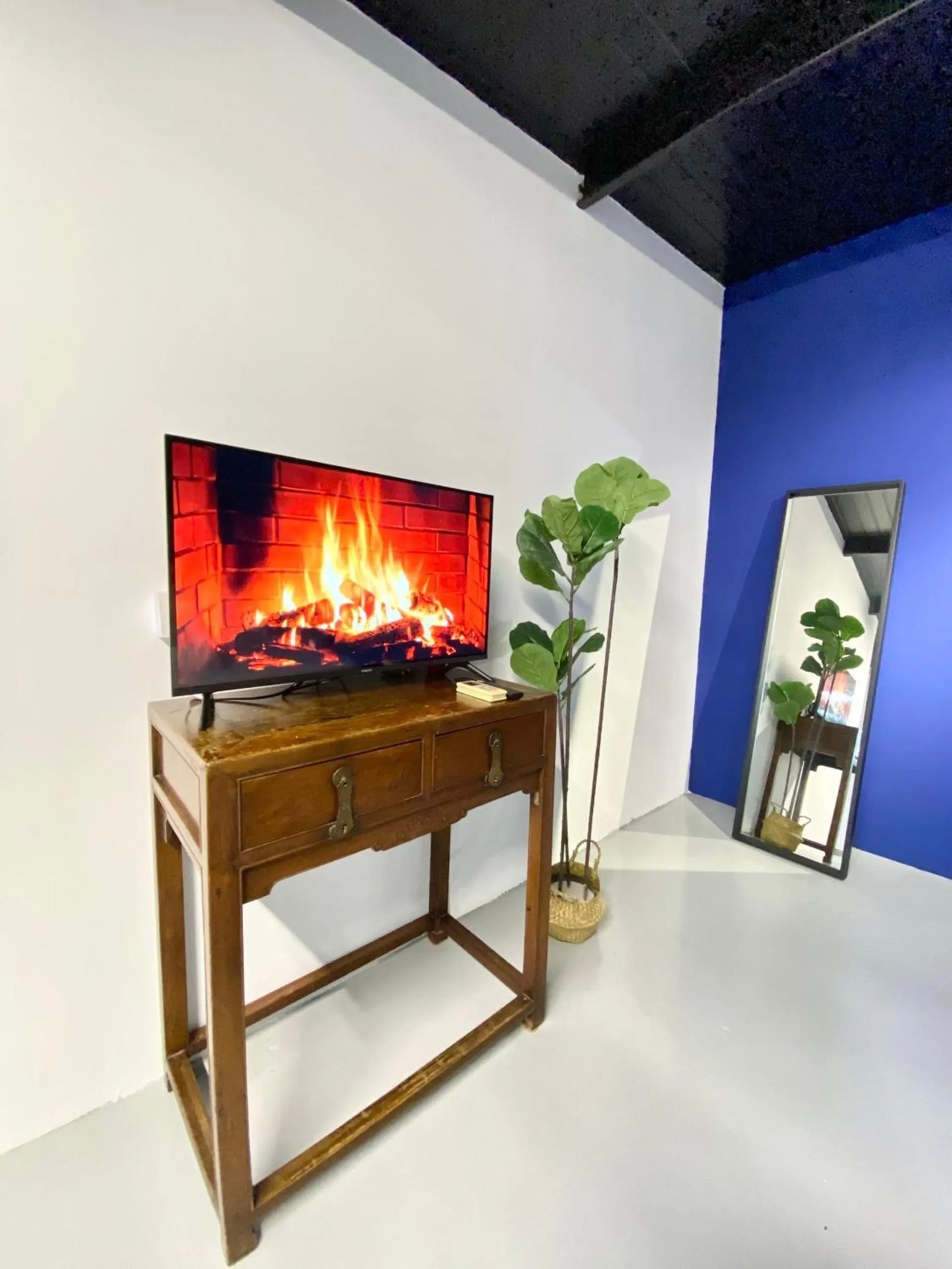 TV and multimedia in Bayu Bayu Hotel by Soft Loft