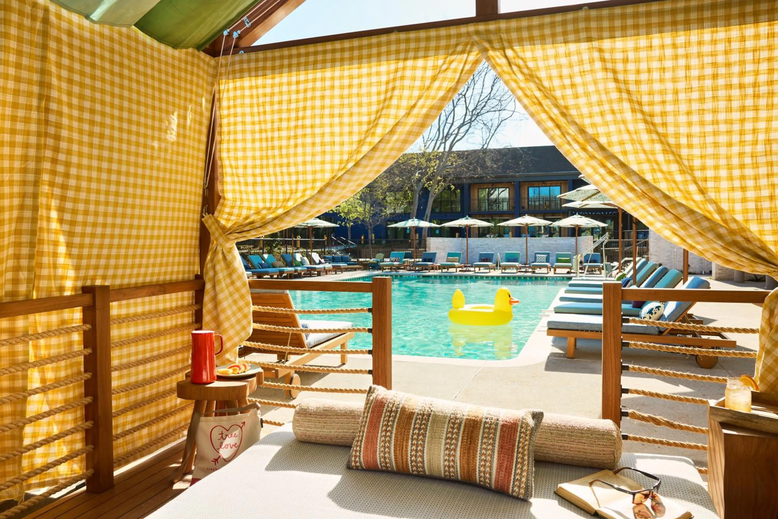 Swimming pool in Treehouse Hotel Silicon Valley