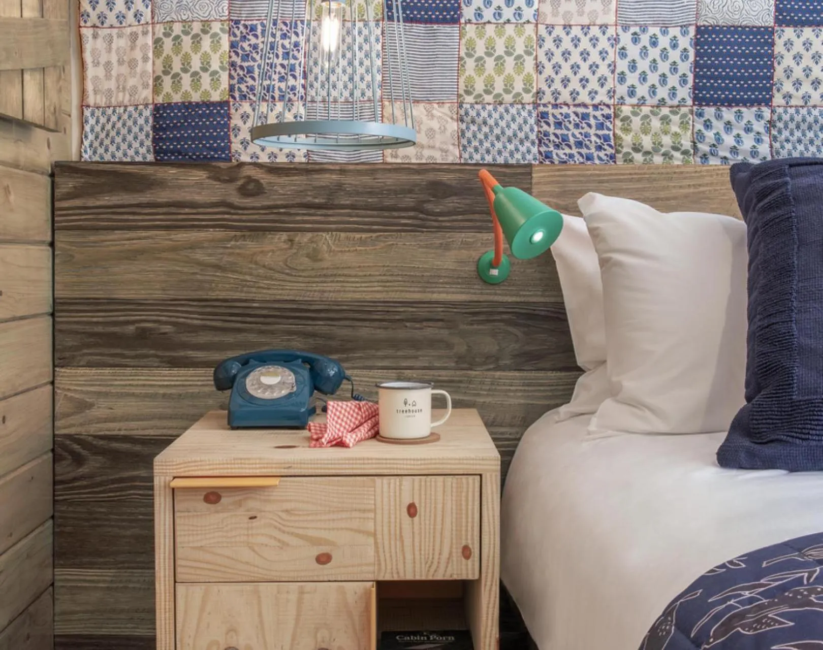 Bed in Treehouse Hotel Silicon Valley