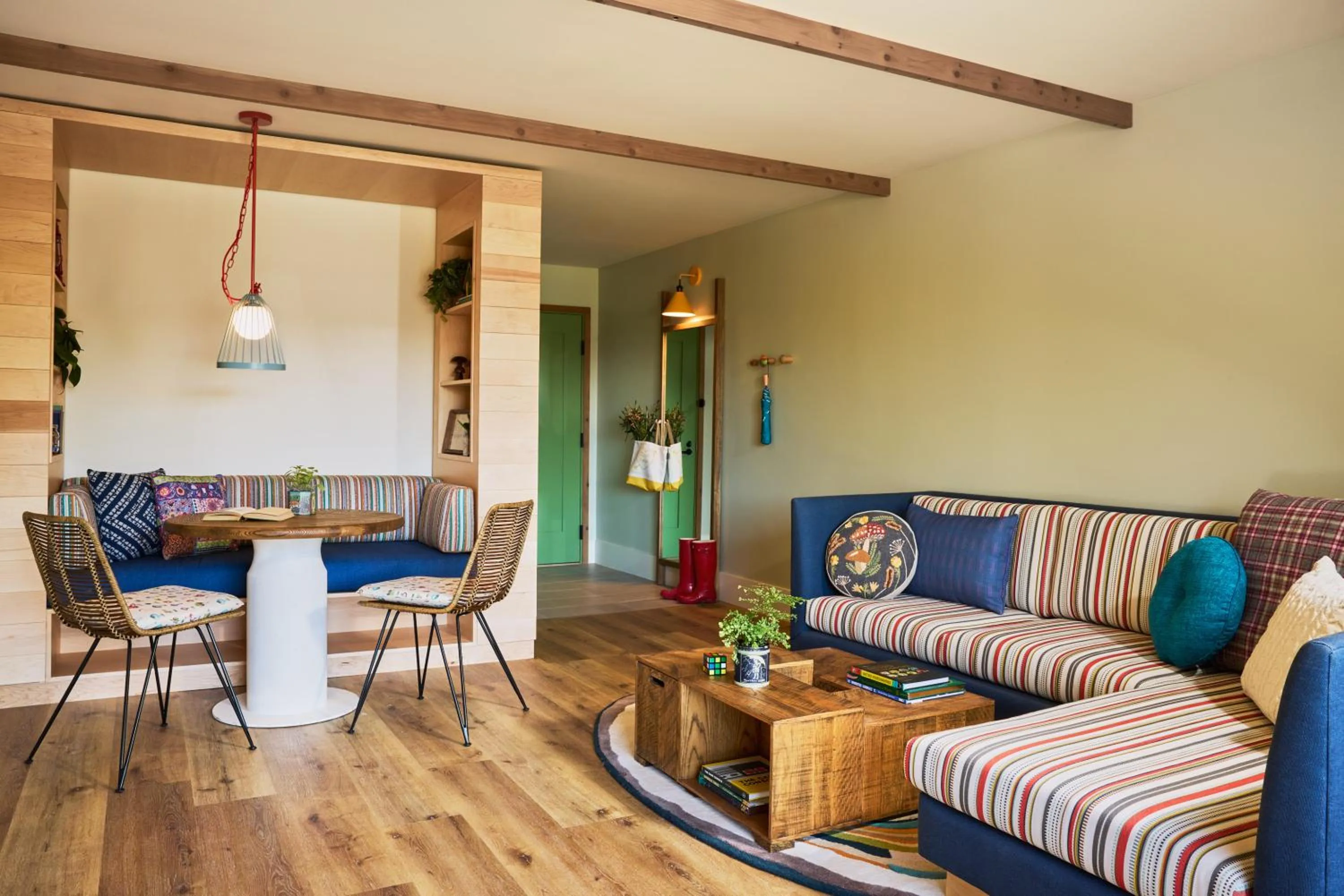 Seating area in Treehouse Hotel Silicon Valley