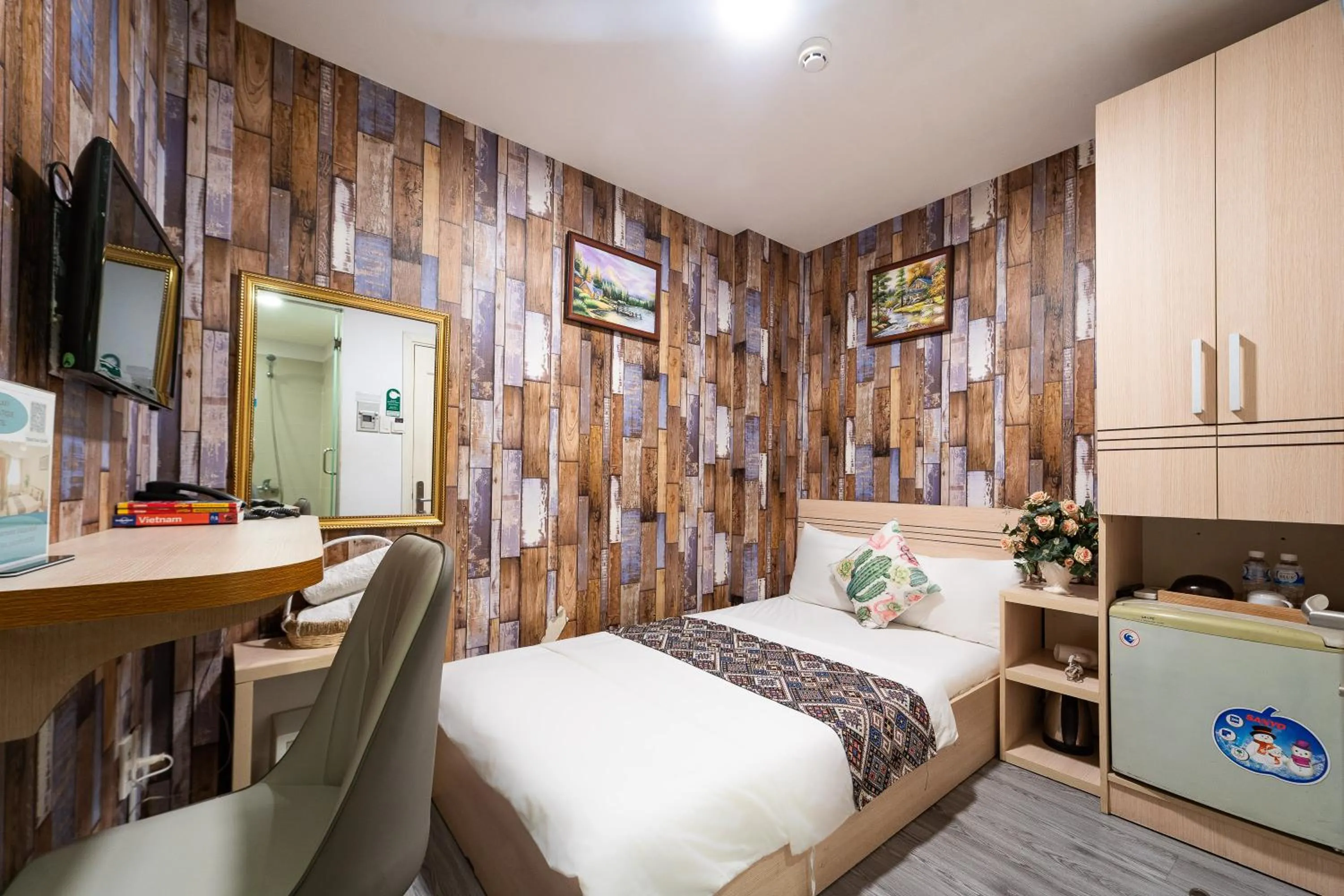 TV and multimedia, Bed in Galaxy Boutique Sai Gon Central Hotel