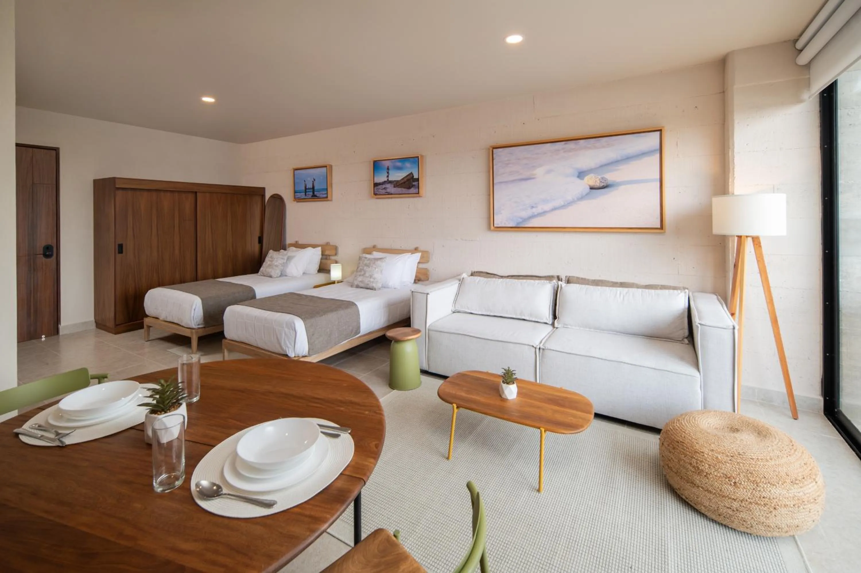 Photo of the whole room in Everglades Suites