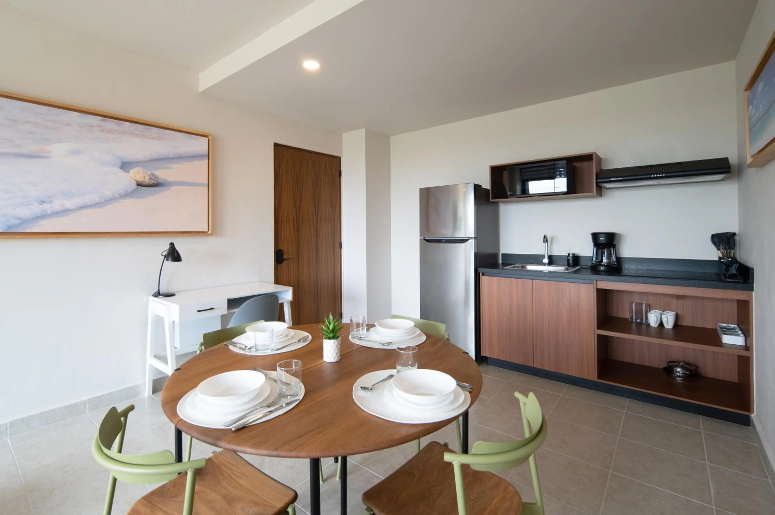 Kitchen or kitchenette in Everglades Suites