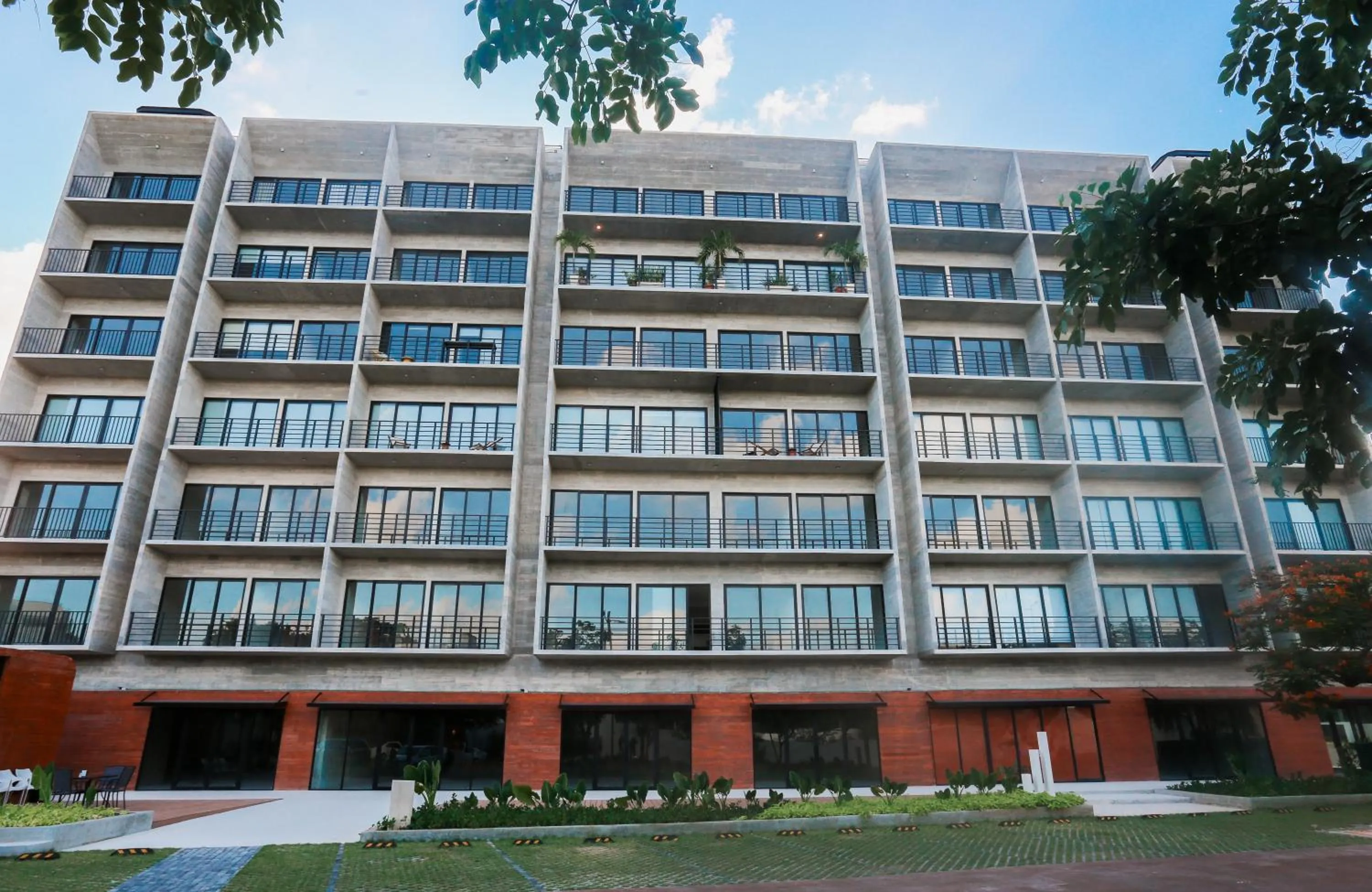 Property building in Everglades Suites