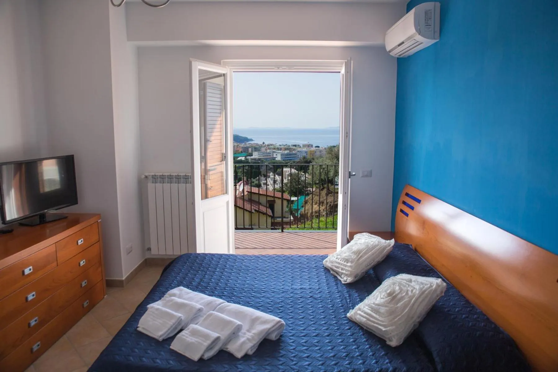 Bedroom, Bed in Lemon Flats Sorrento