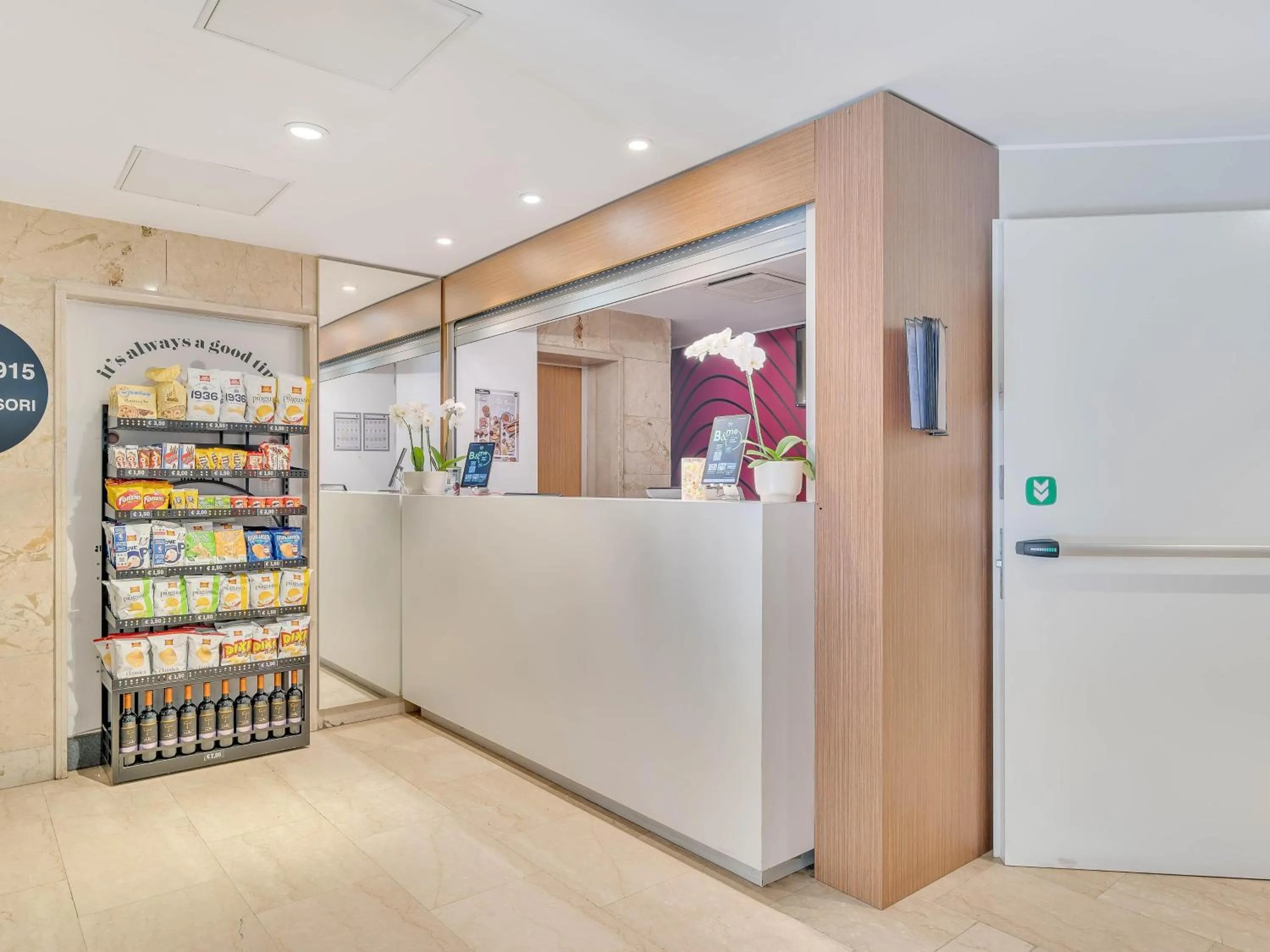 Lobby or reception in B&B Hotel Milano Sant'Ambrogio