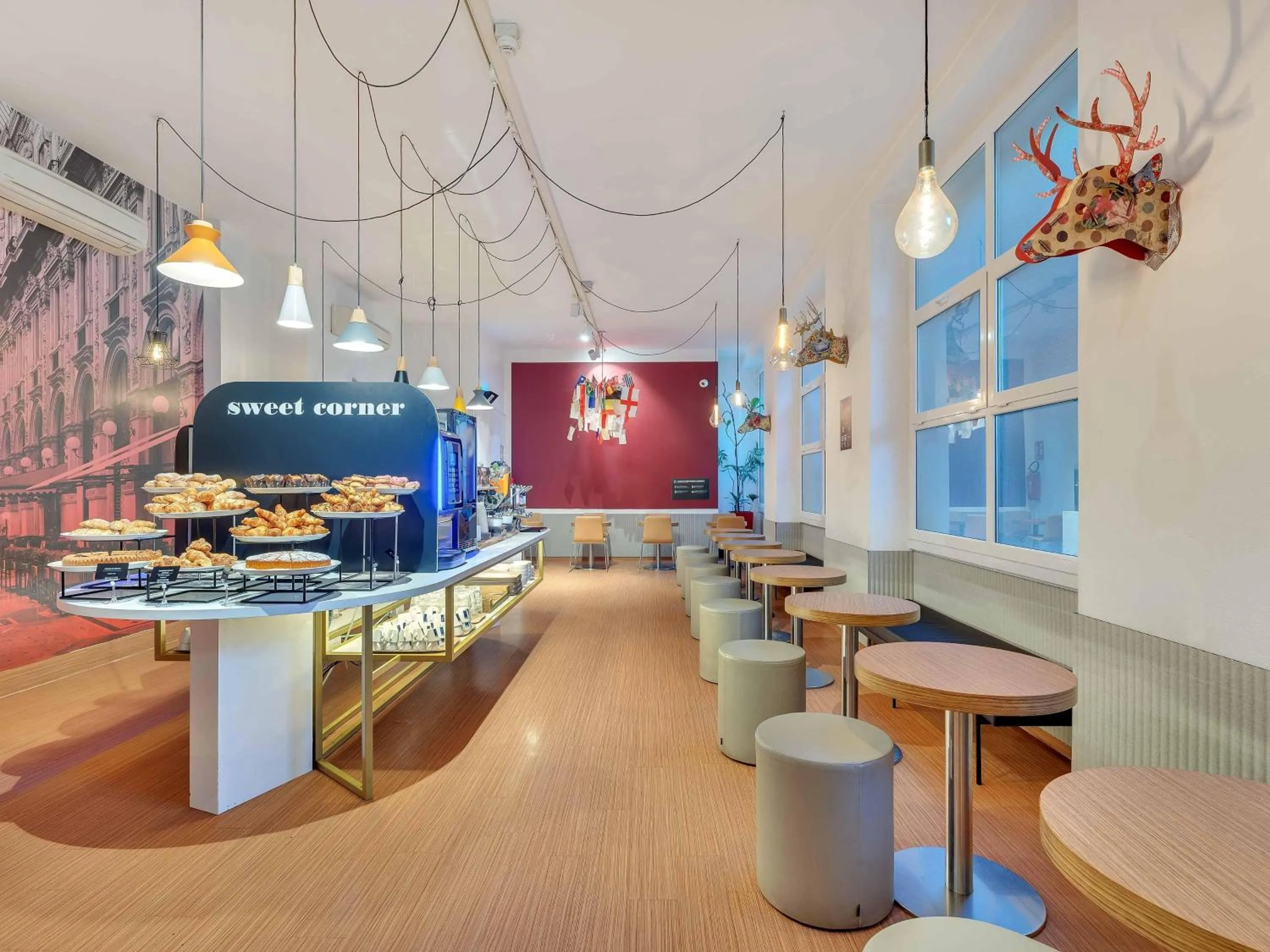 Lounge or bar in B&B Hotel Milano Sant'Ambrogio