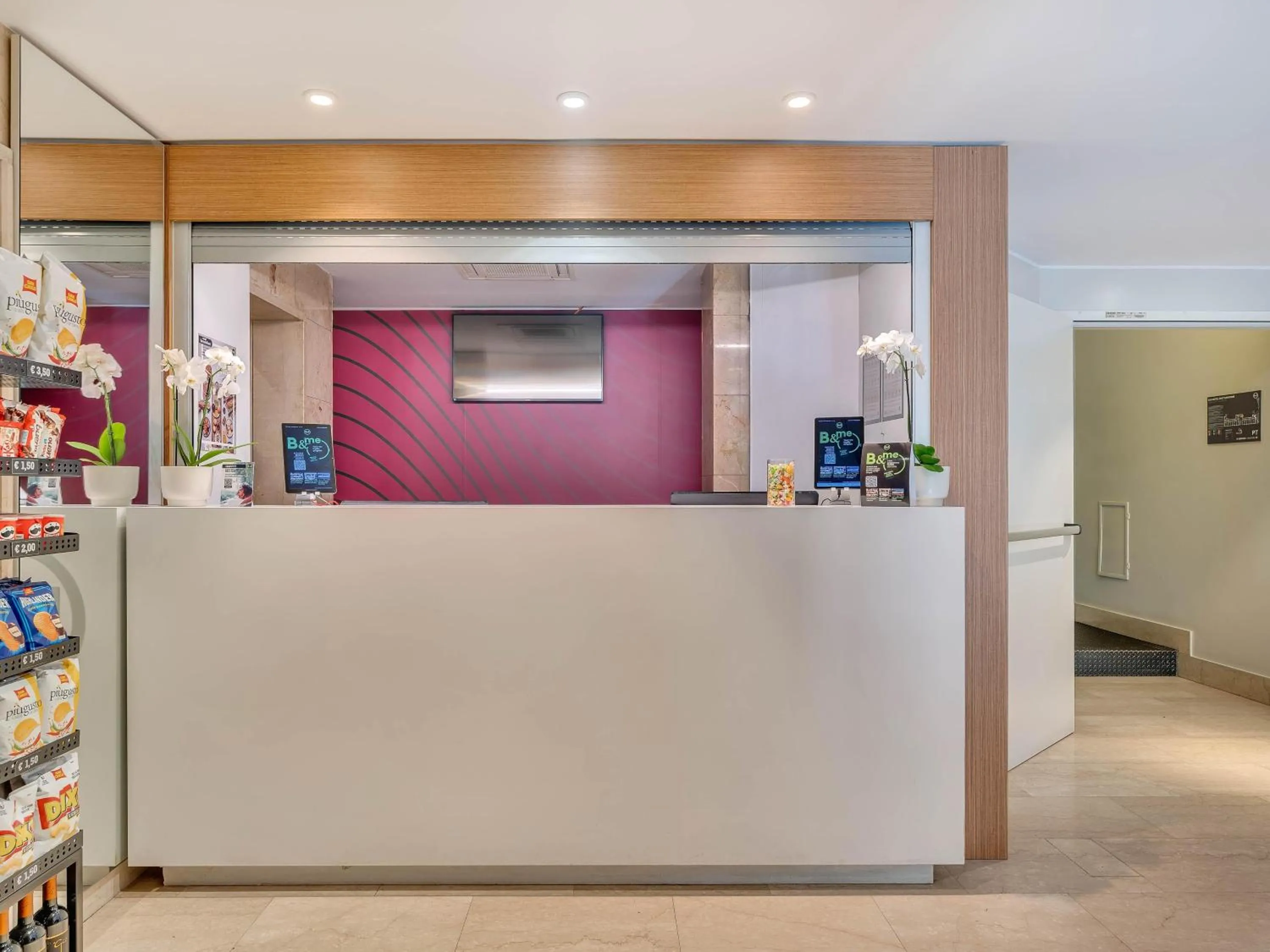 Lobby or reception in B&B Hotel Milano Sant'Ambrogio