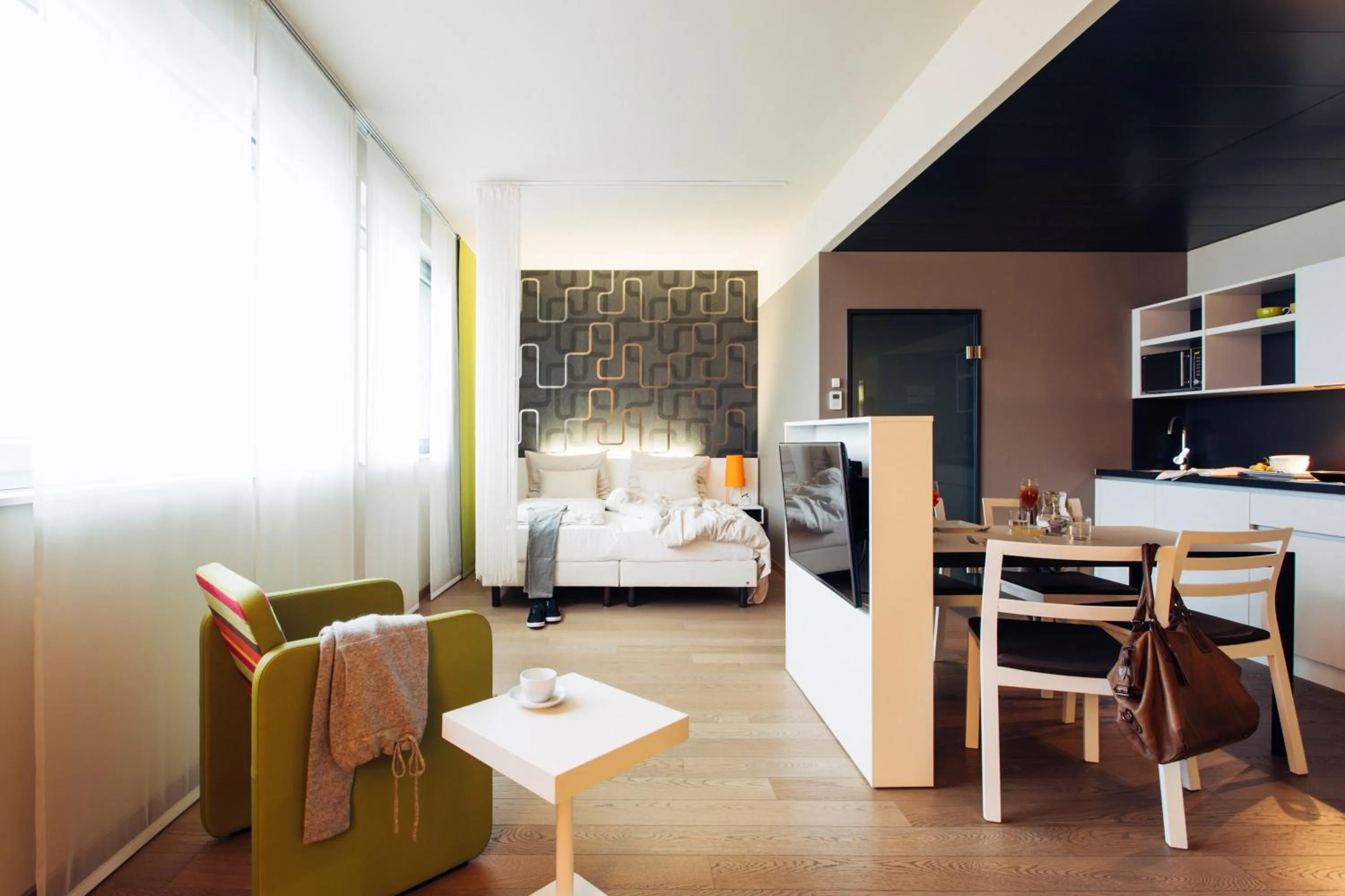 Kitchen or kitchenette, Bed in harry's home München hotel & apartments