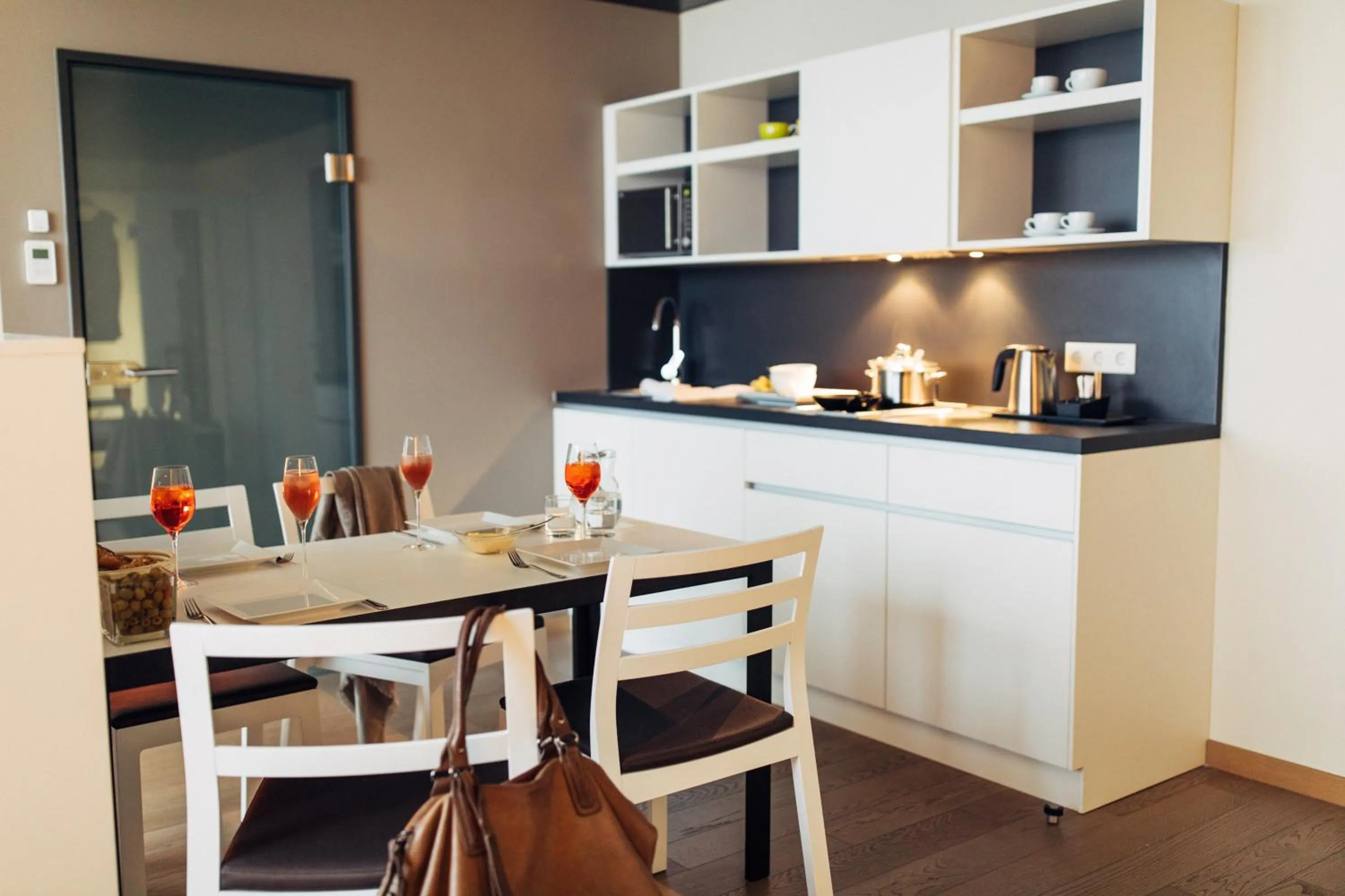 Kitchen or kitchenette in harry's home München hotel & apartments