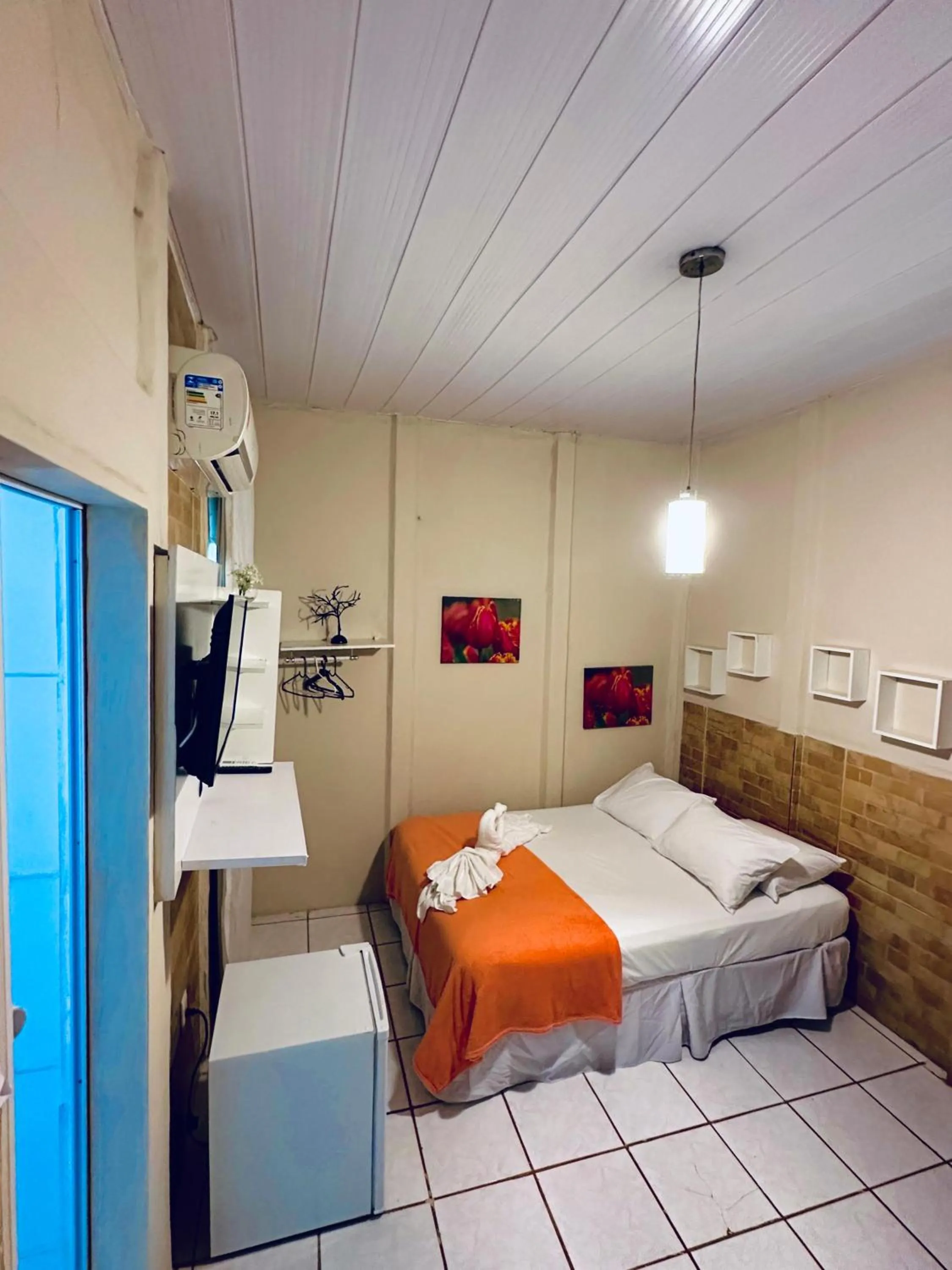 Photo of the whole room, Bed in Pousada do Golfinho Fernando de Noronha