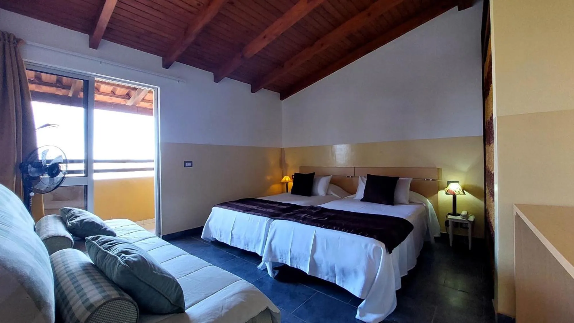Triple Room with Balcony in Pensao Porta do Vento
