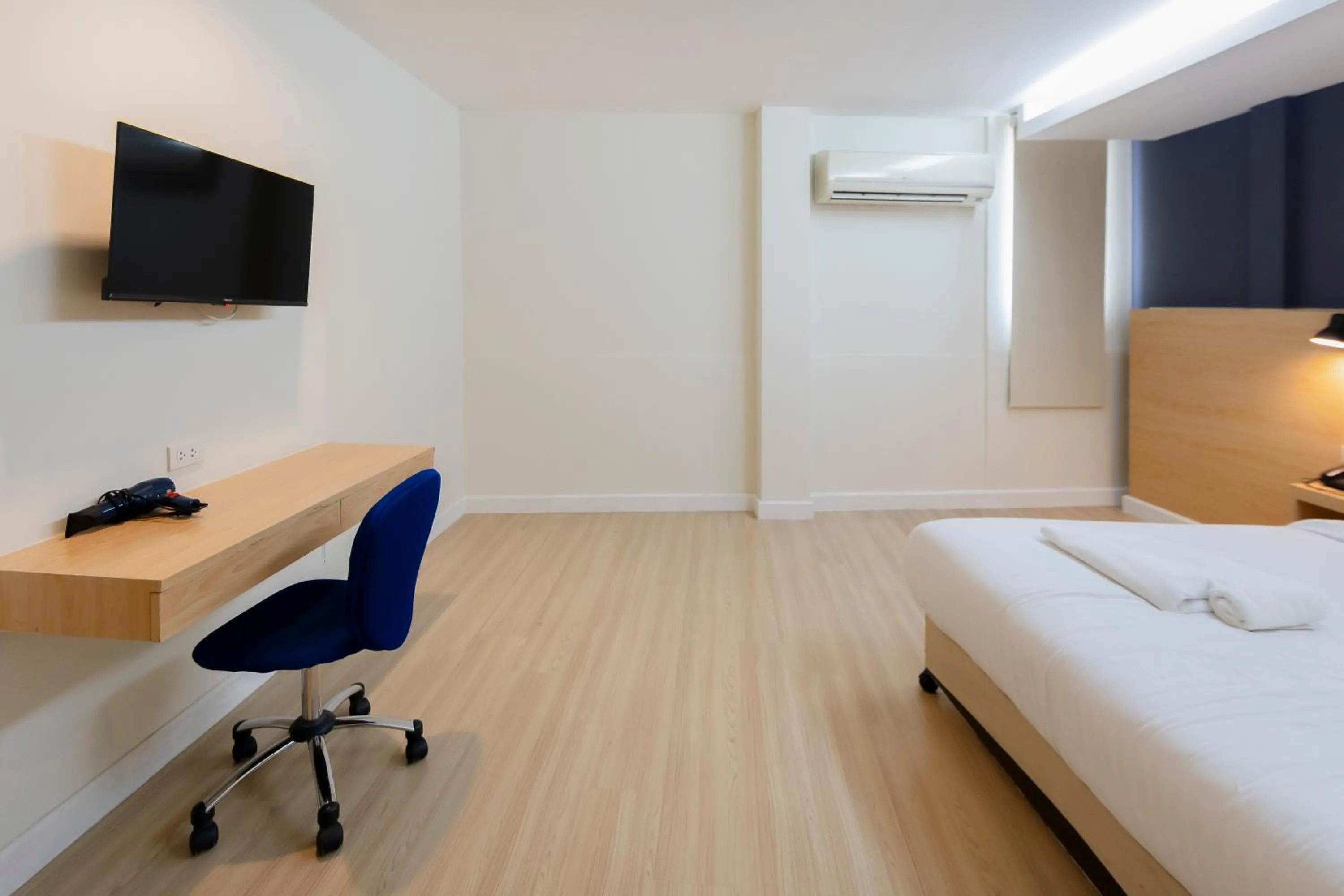 Seating area, Bed in GP House Express Sukhumvit 81