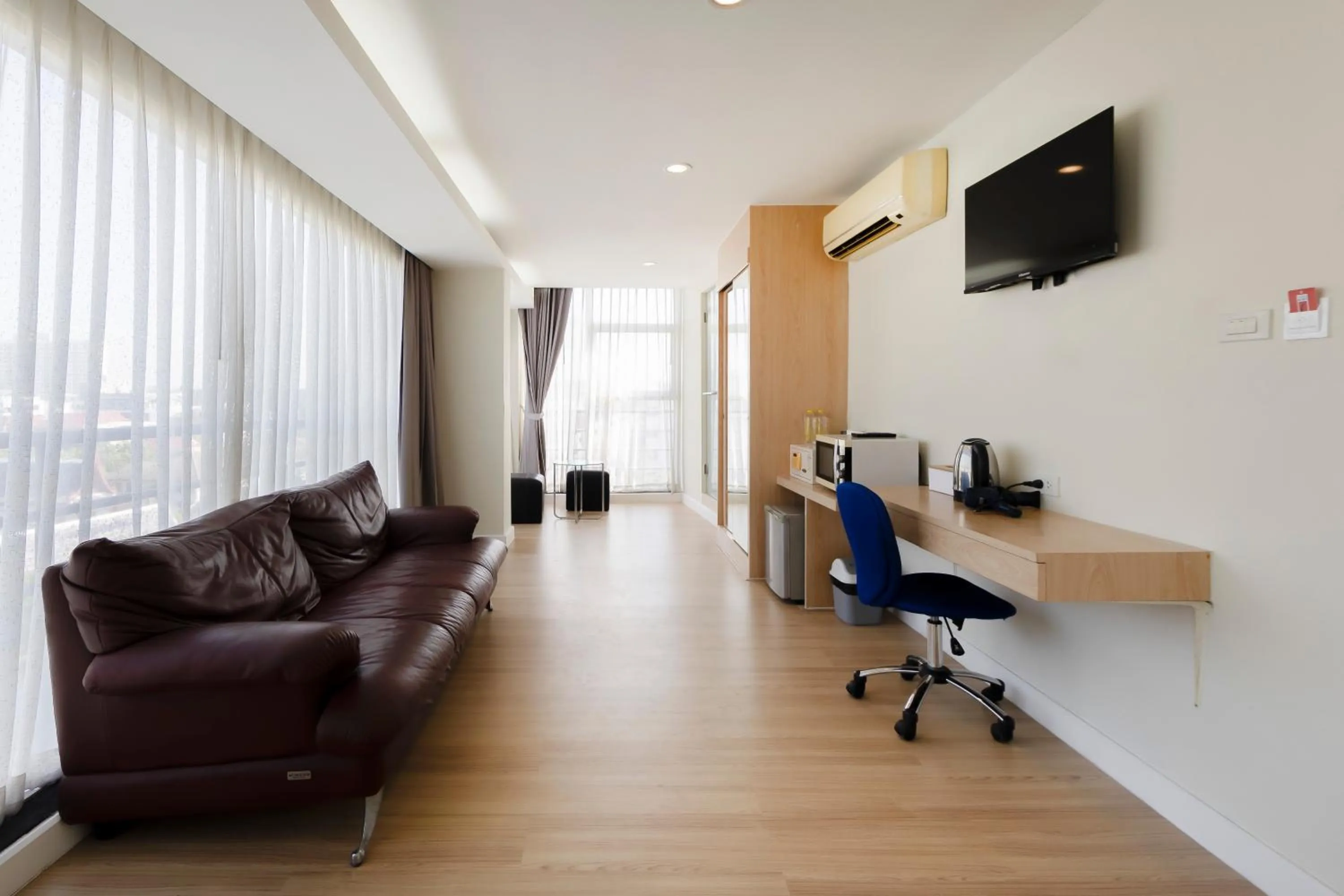 Communal lounge/ TV room in GP House Express Sukhumvit 81
