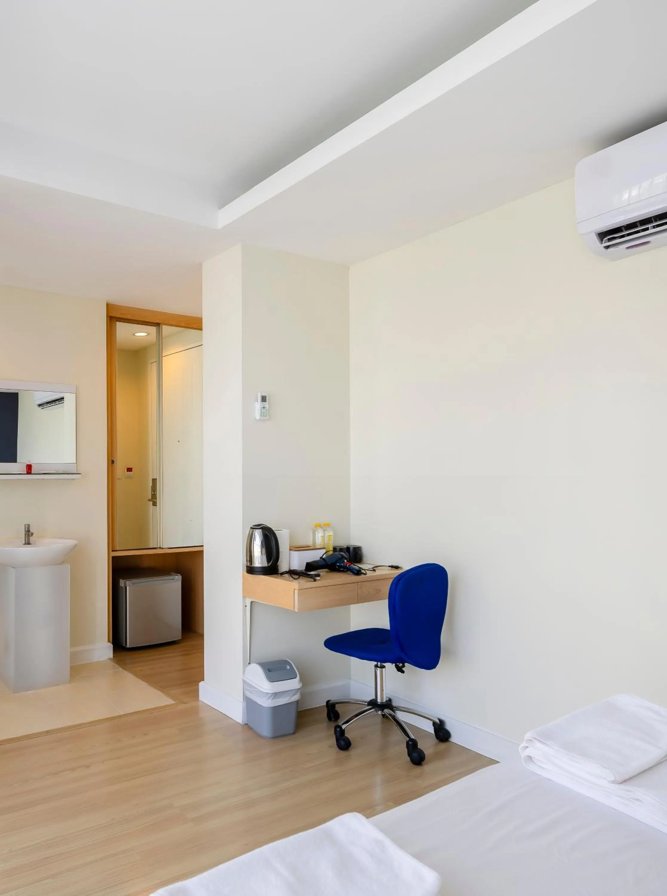 wardrobe, Bed in GP House Express Sukhumvit 81