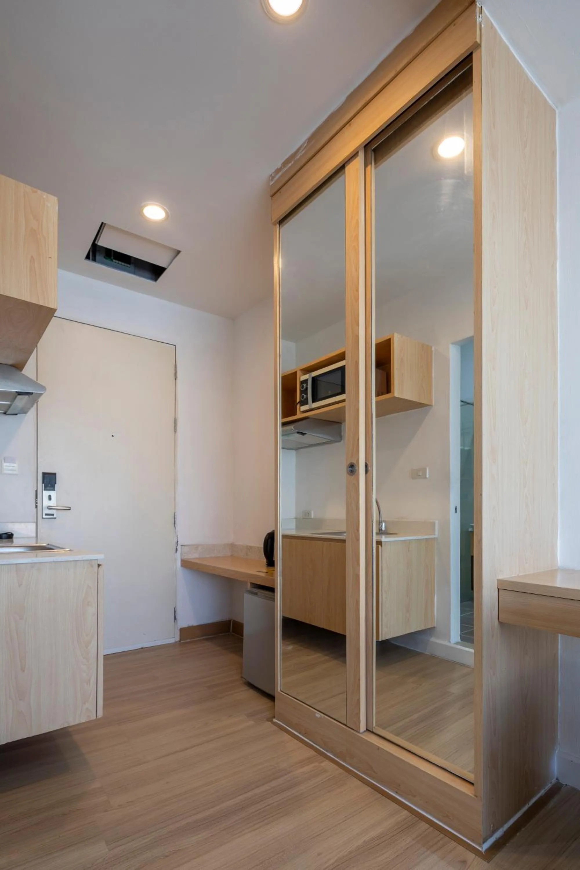 wardrobe in GP House Express Sukhumvit 81