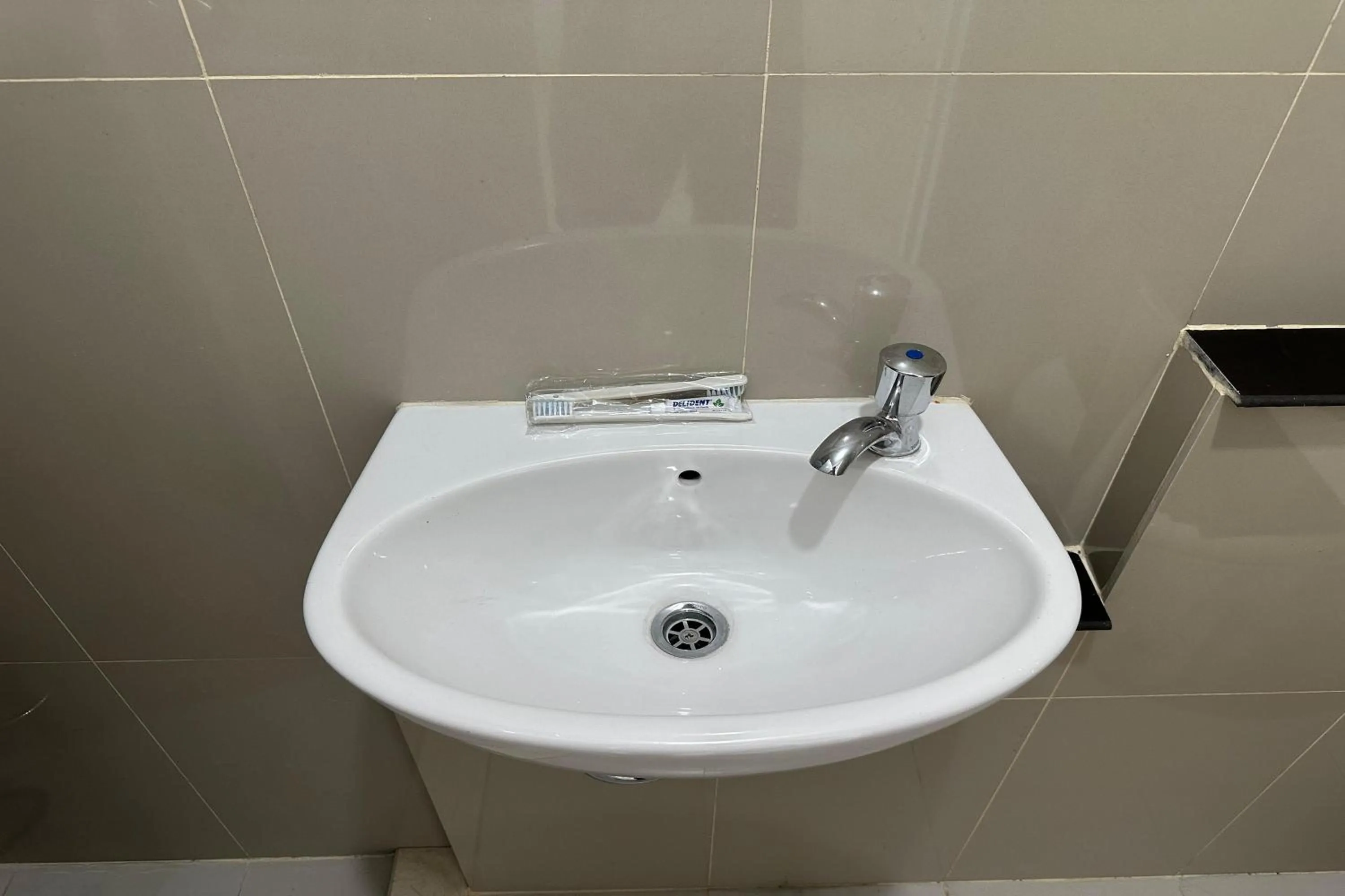 Bathroom in Majestic Point Serpong by Nature