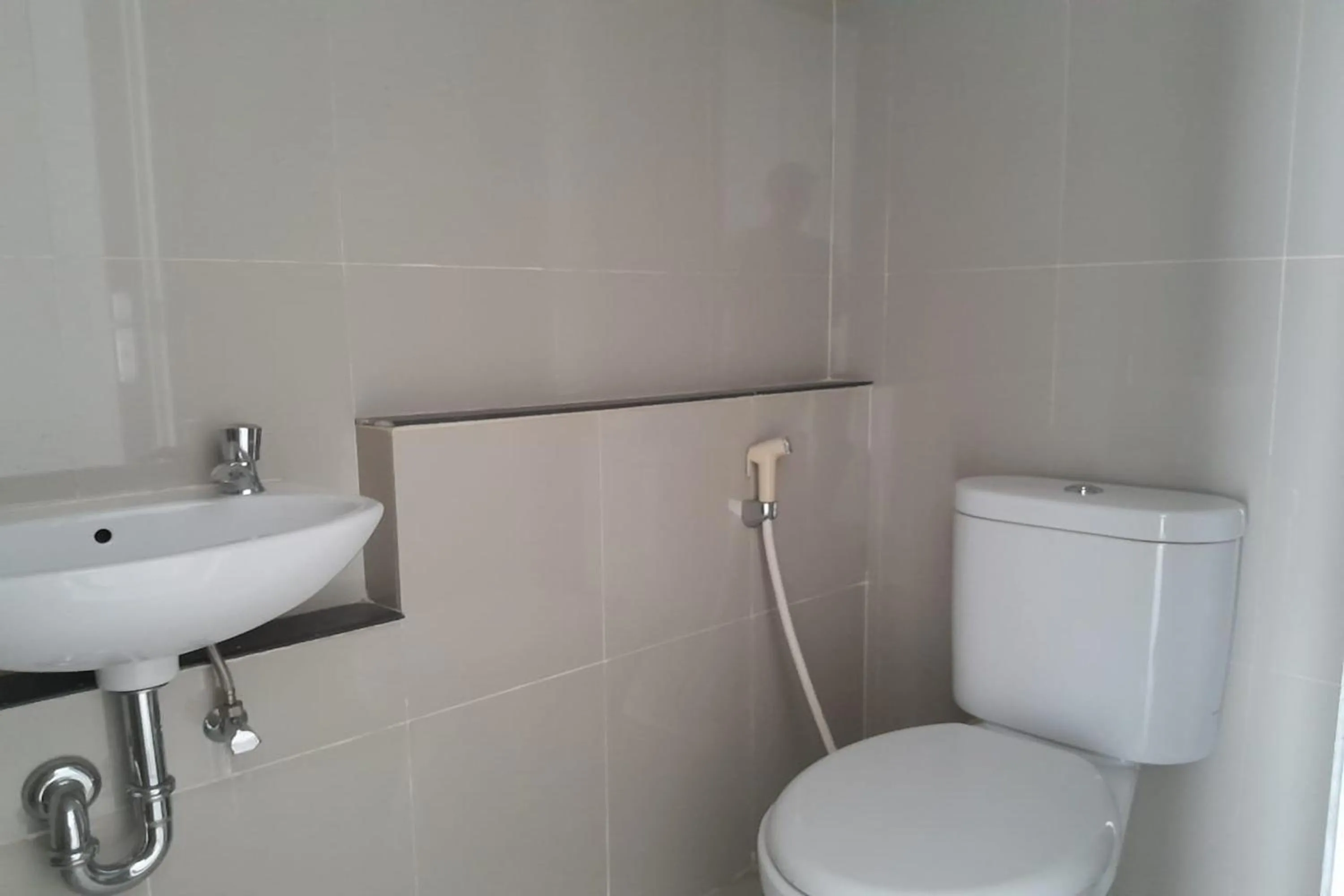 Bathroom in Majestic Point Serpong by Nature