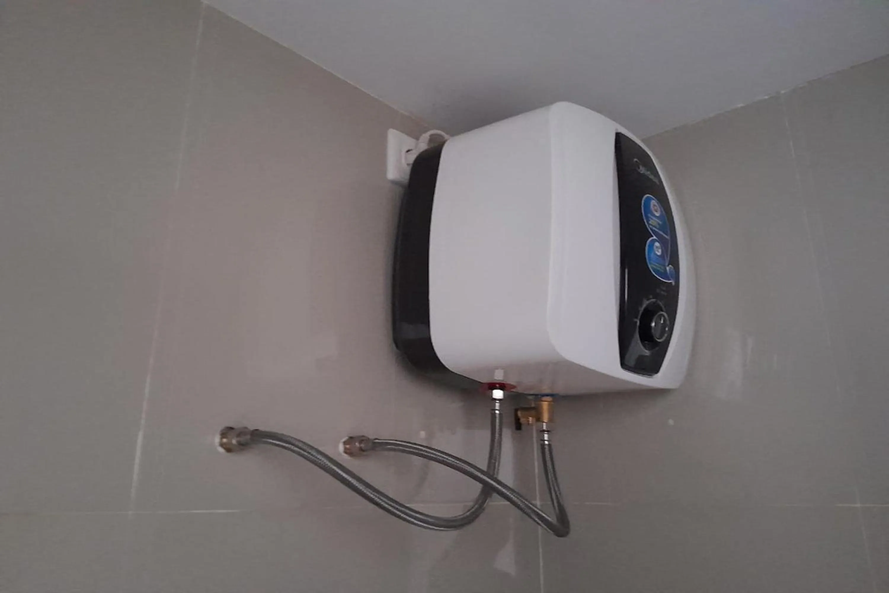 Bathroom in Majestic Point Serpong by Nature