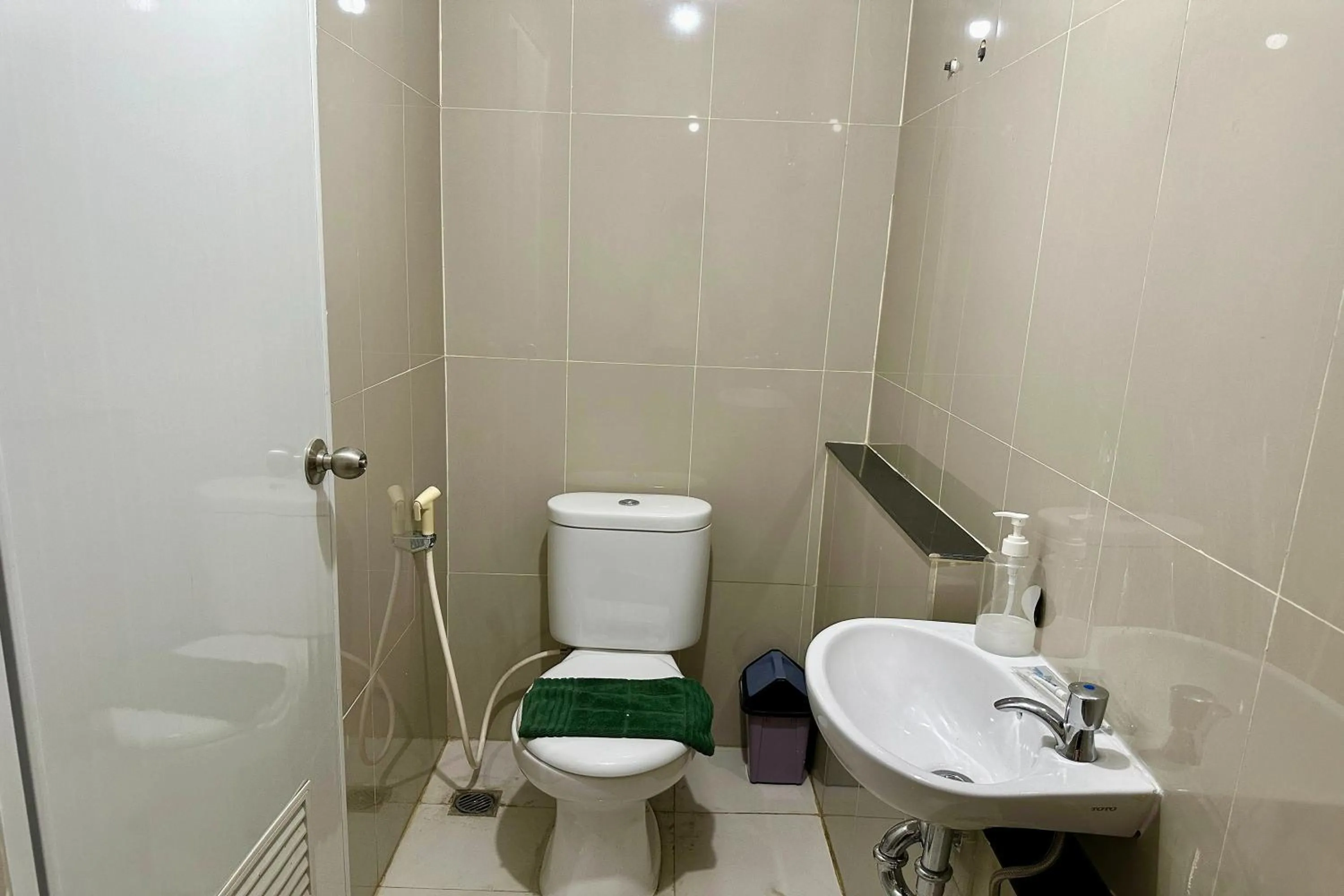 Bathroom in Majestic Point Serpong by Nature