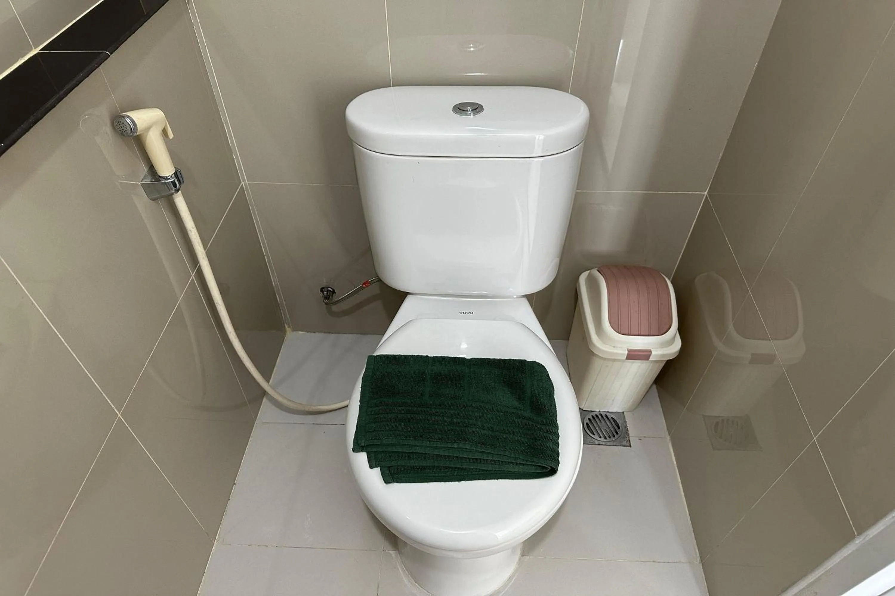 Bathroom in Majestic Point Serpong by Nature