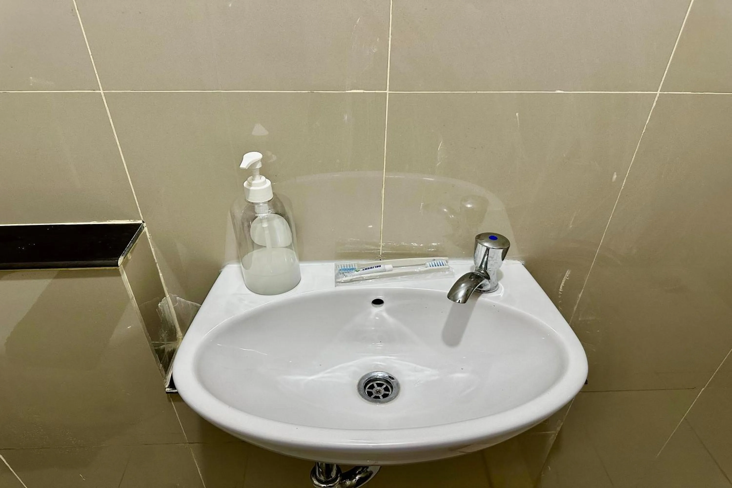 Bathroom in Majestic Point Serpong by Nature