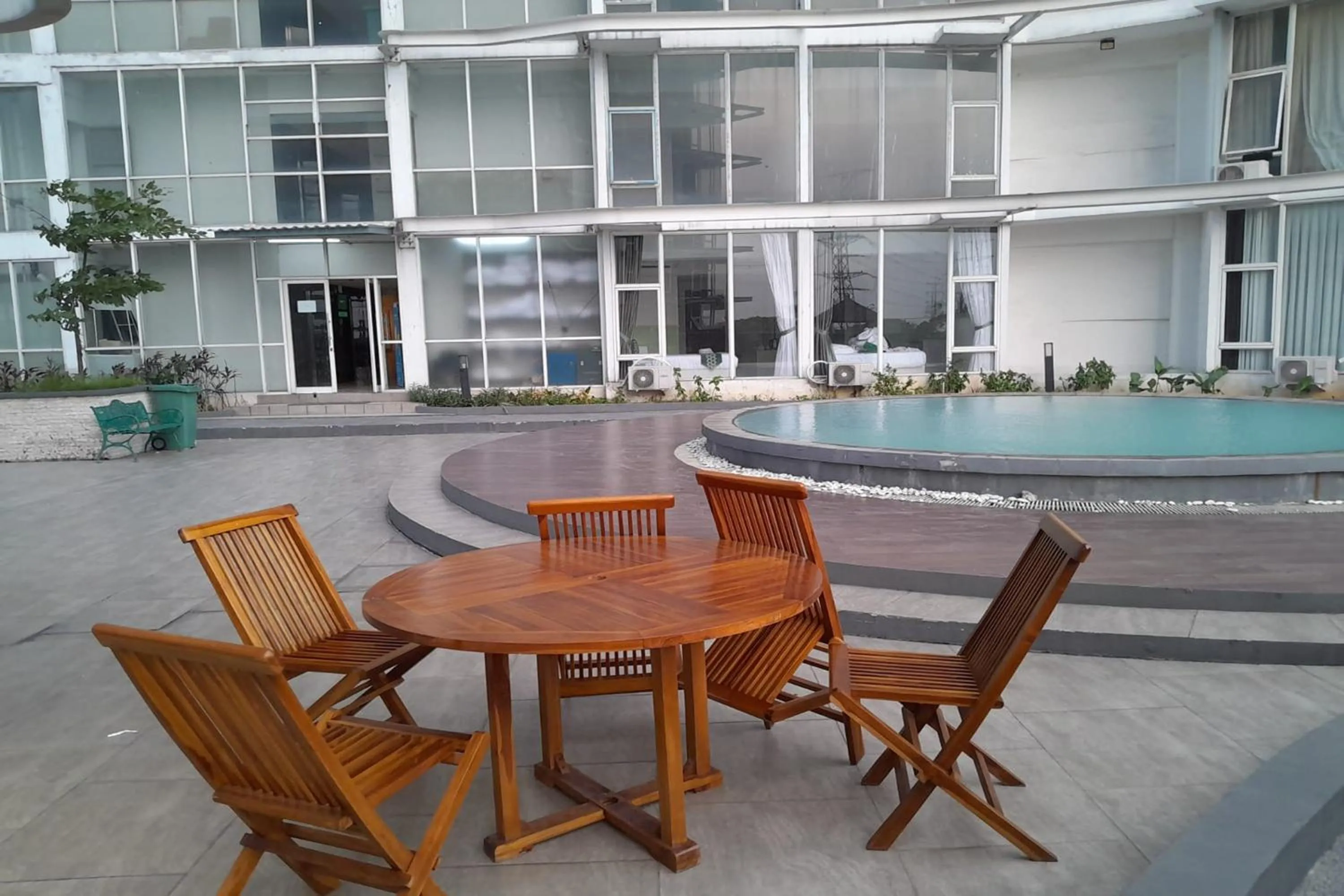 Swimming pool in Majestic Point Serpong by Nature