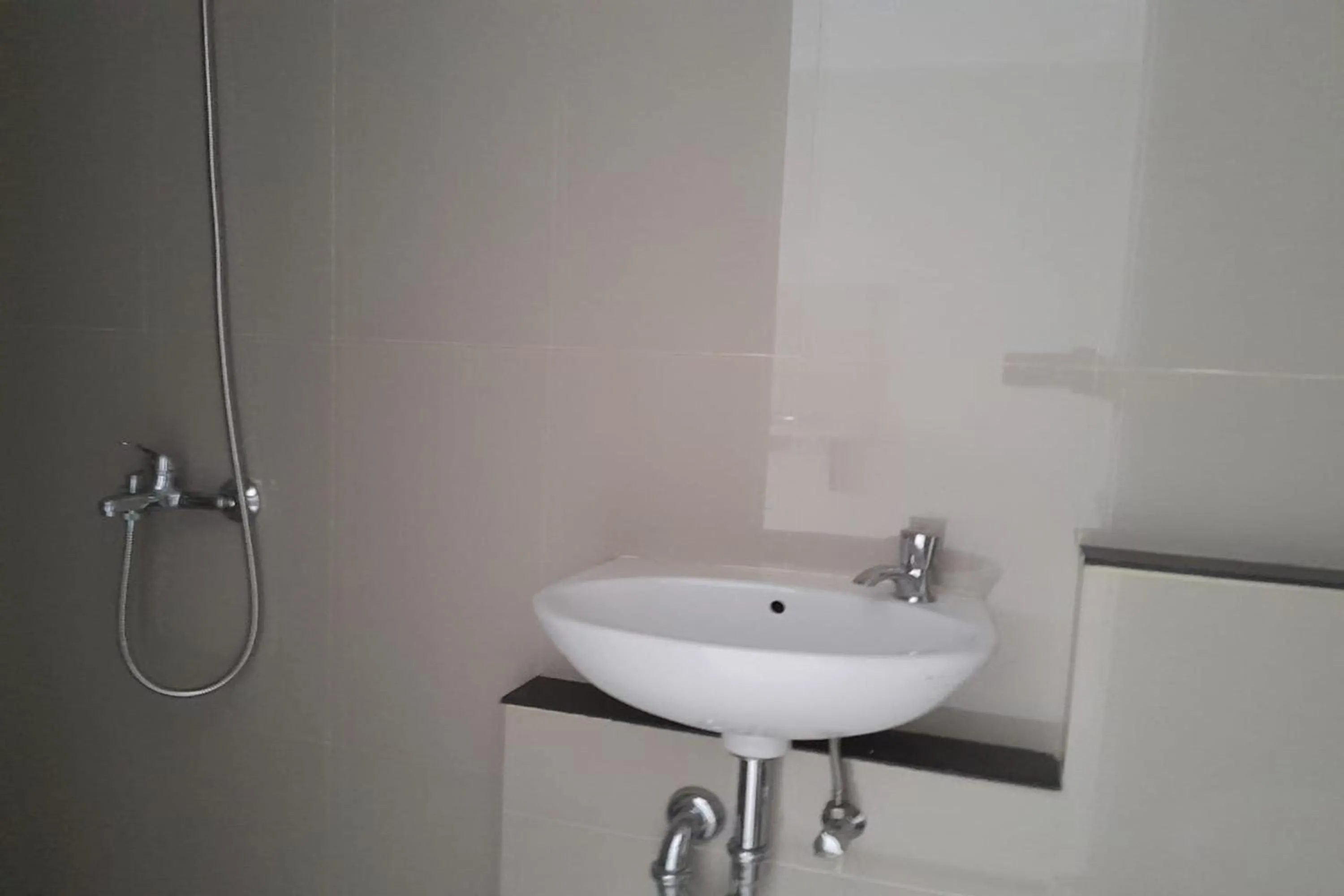 Bathroom in Majestic Point Serpong by Nature