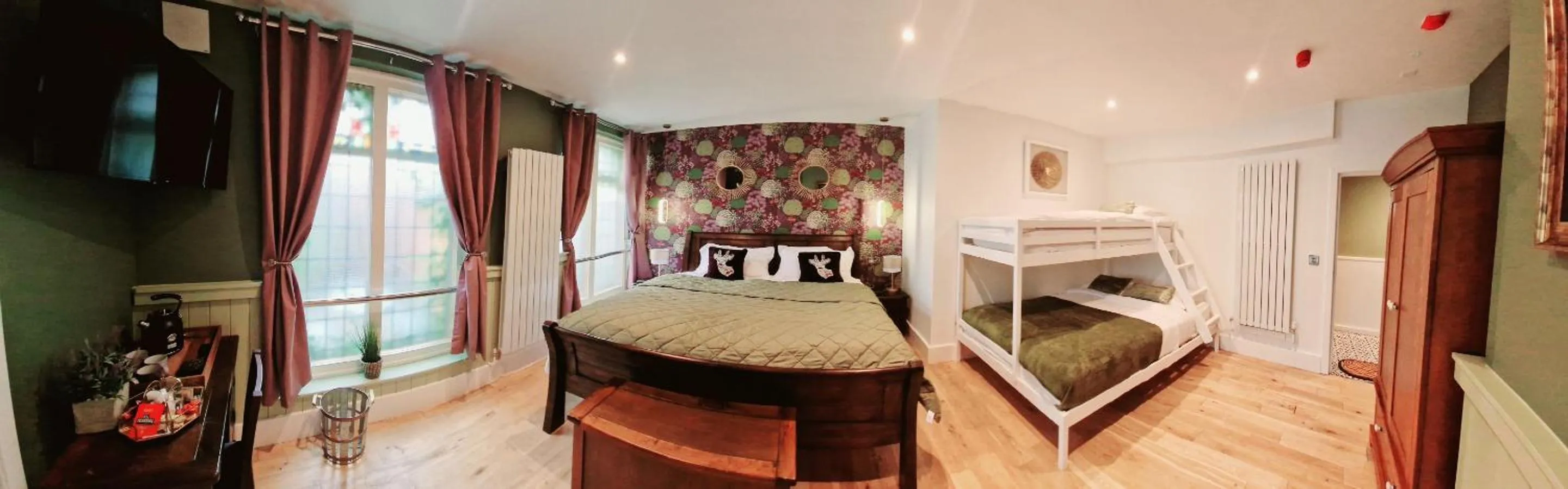 Bedroom, Bed in Burton Stone Inn