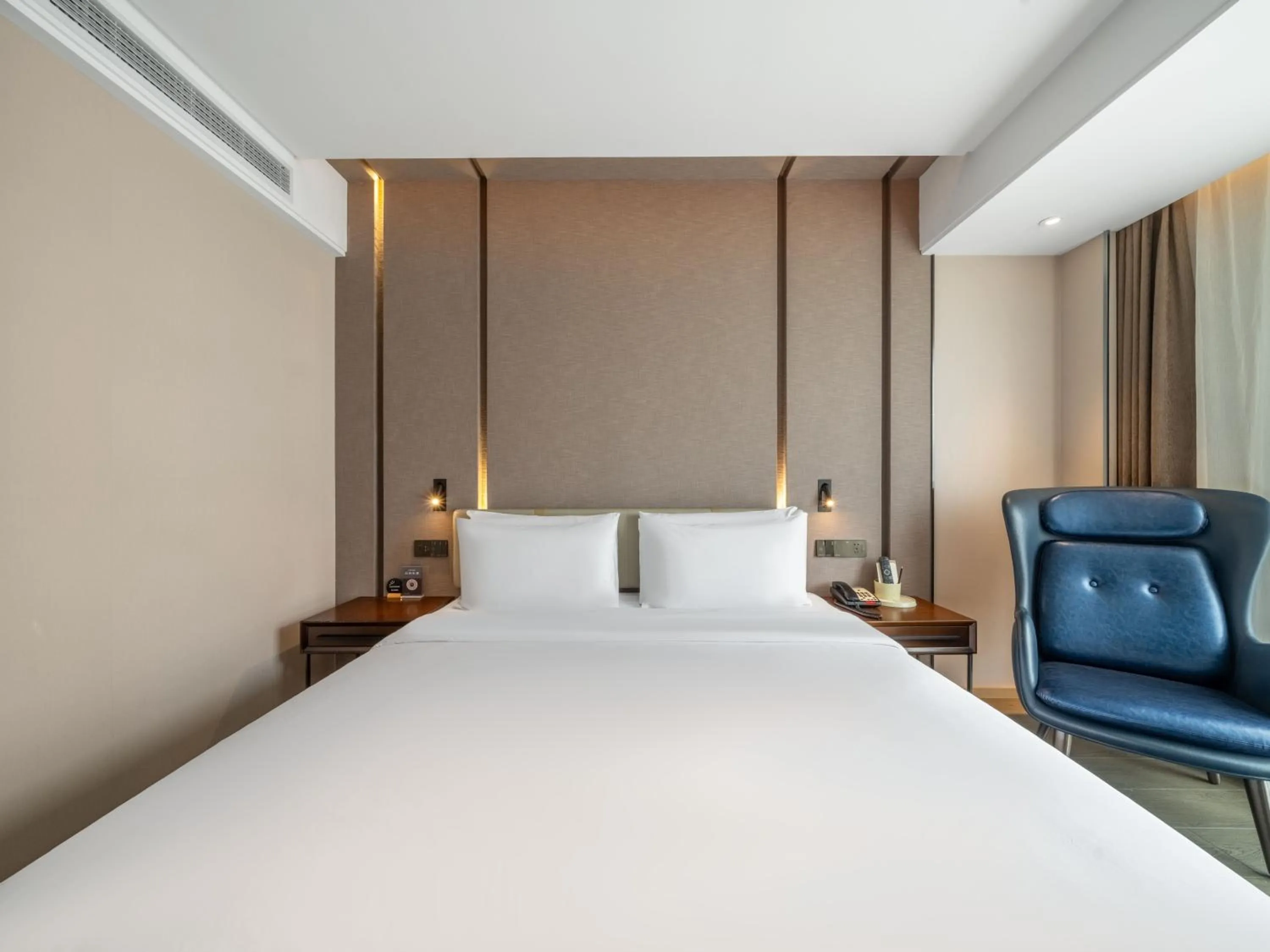Photo of the whole room, Bed in Atour Hotel Hangzhou Xixi Vally Tianmushan Road