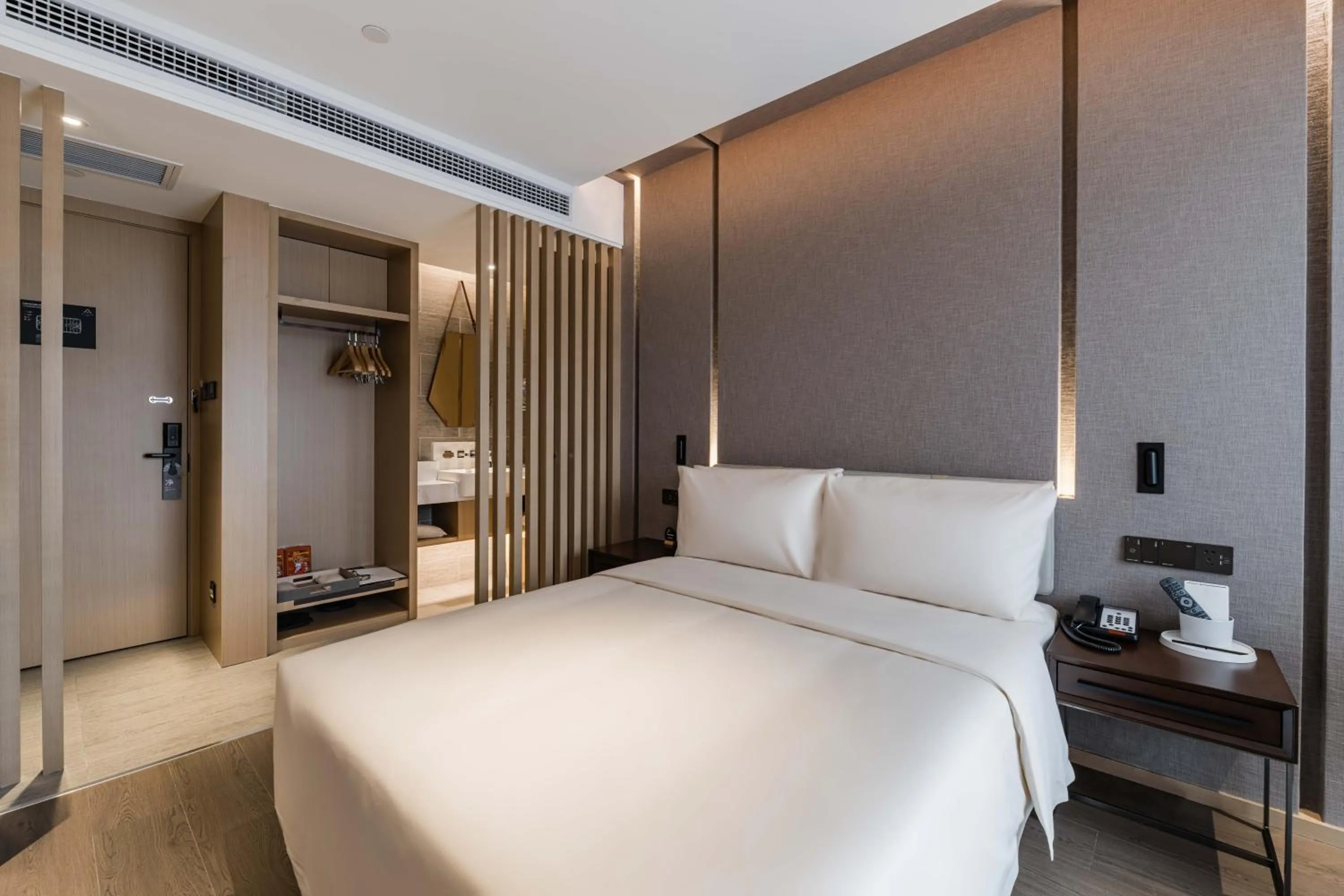 Photo of the whole room, Bed in Atour Hotel Hangzhou Xixi Vally Tianmushan Road