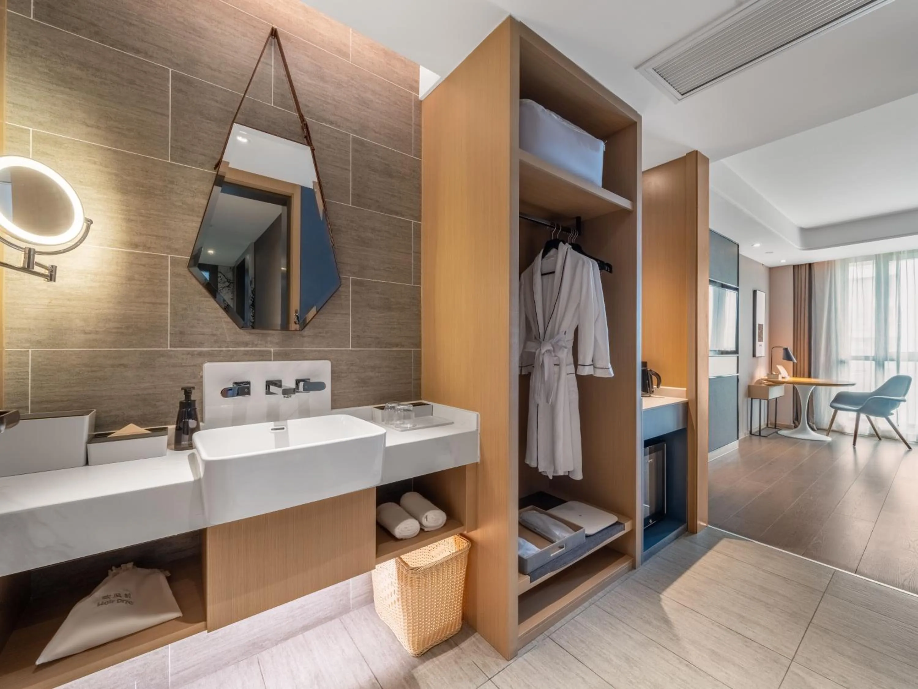 wardrobe in Atour Hotel Hangzhou Xixi Vally Tianmushan Road