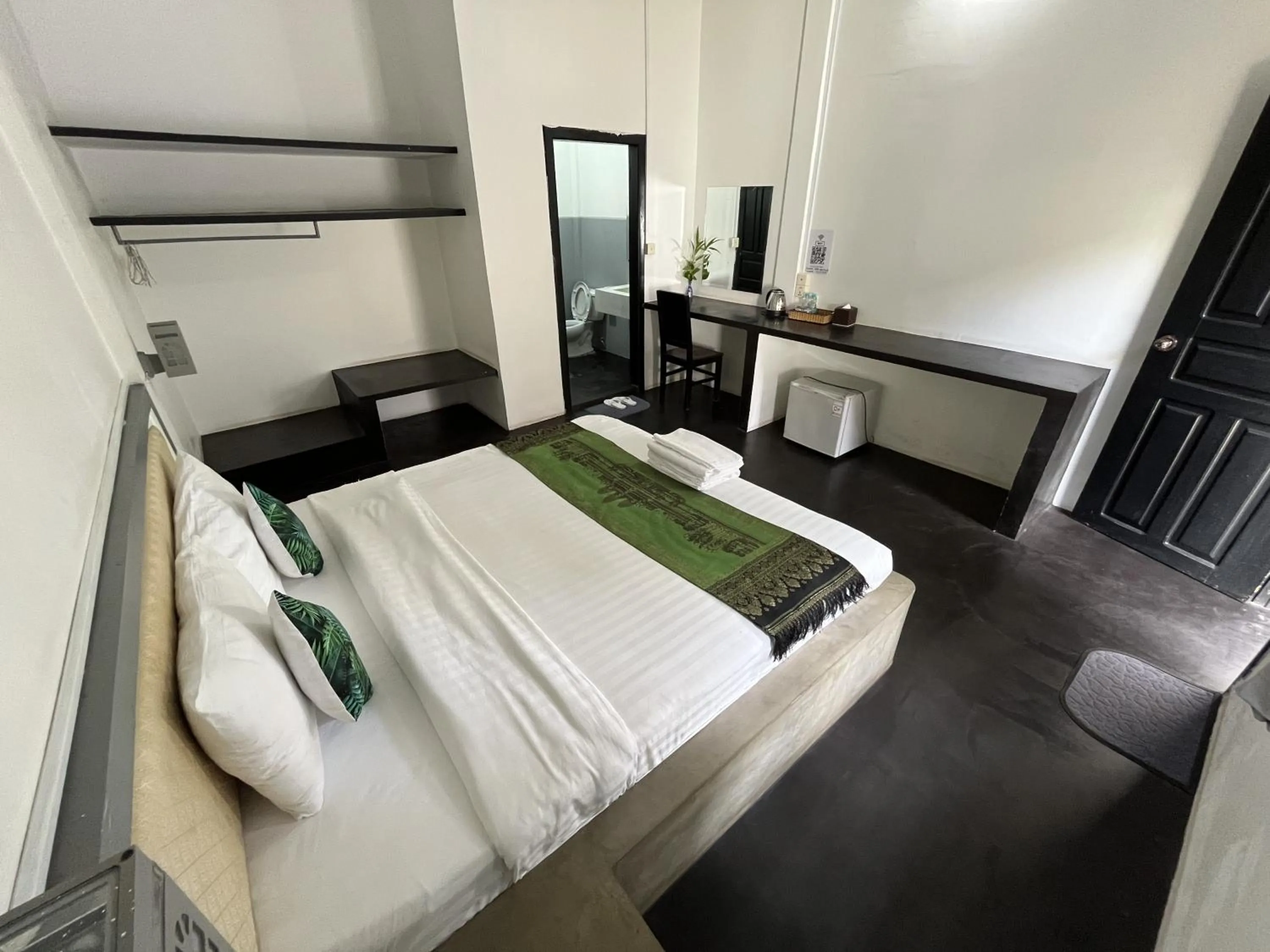 Bedroom, Bed in Home Inn