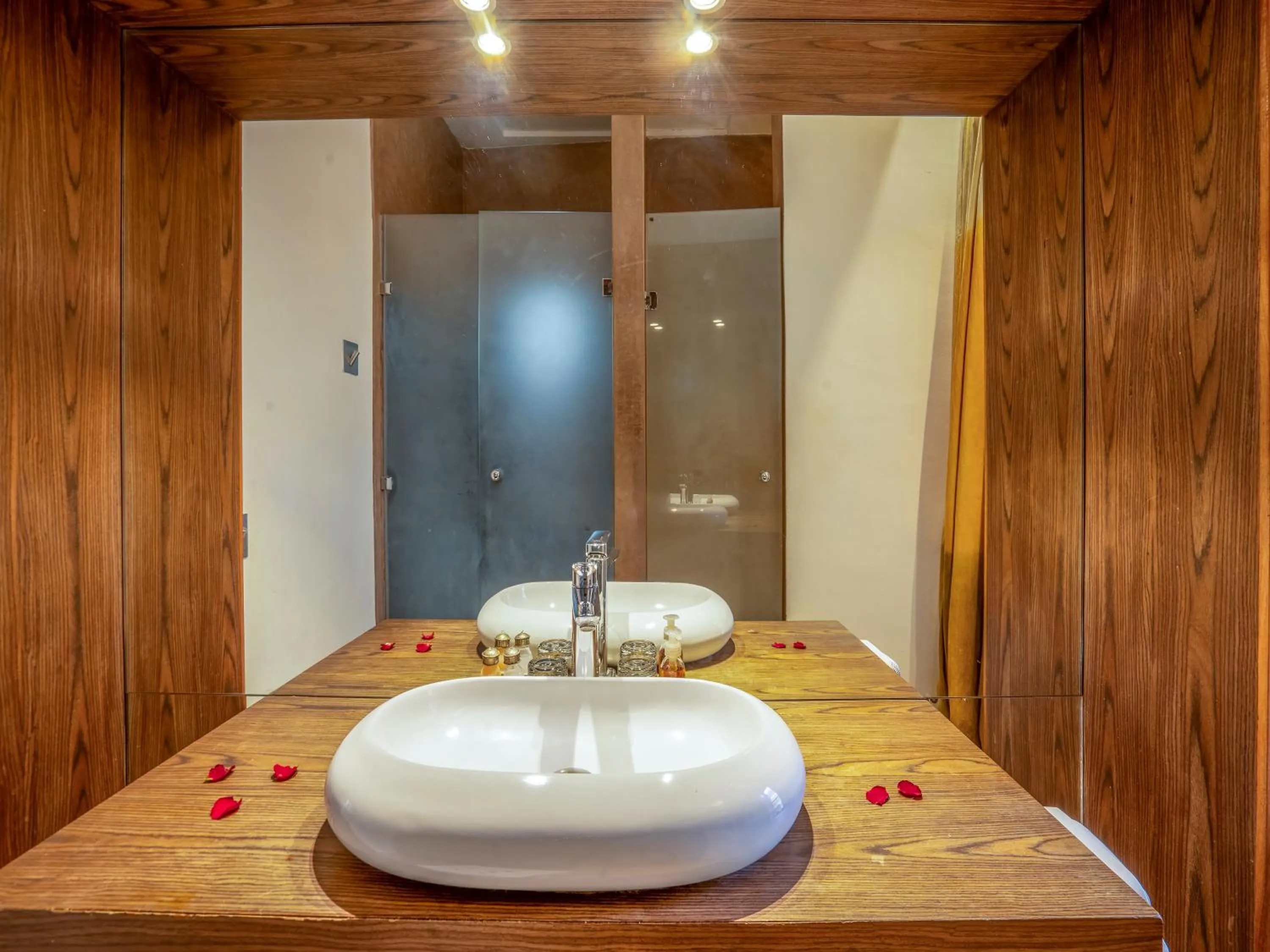 Bathroom in Riad Maialou & SPA