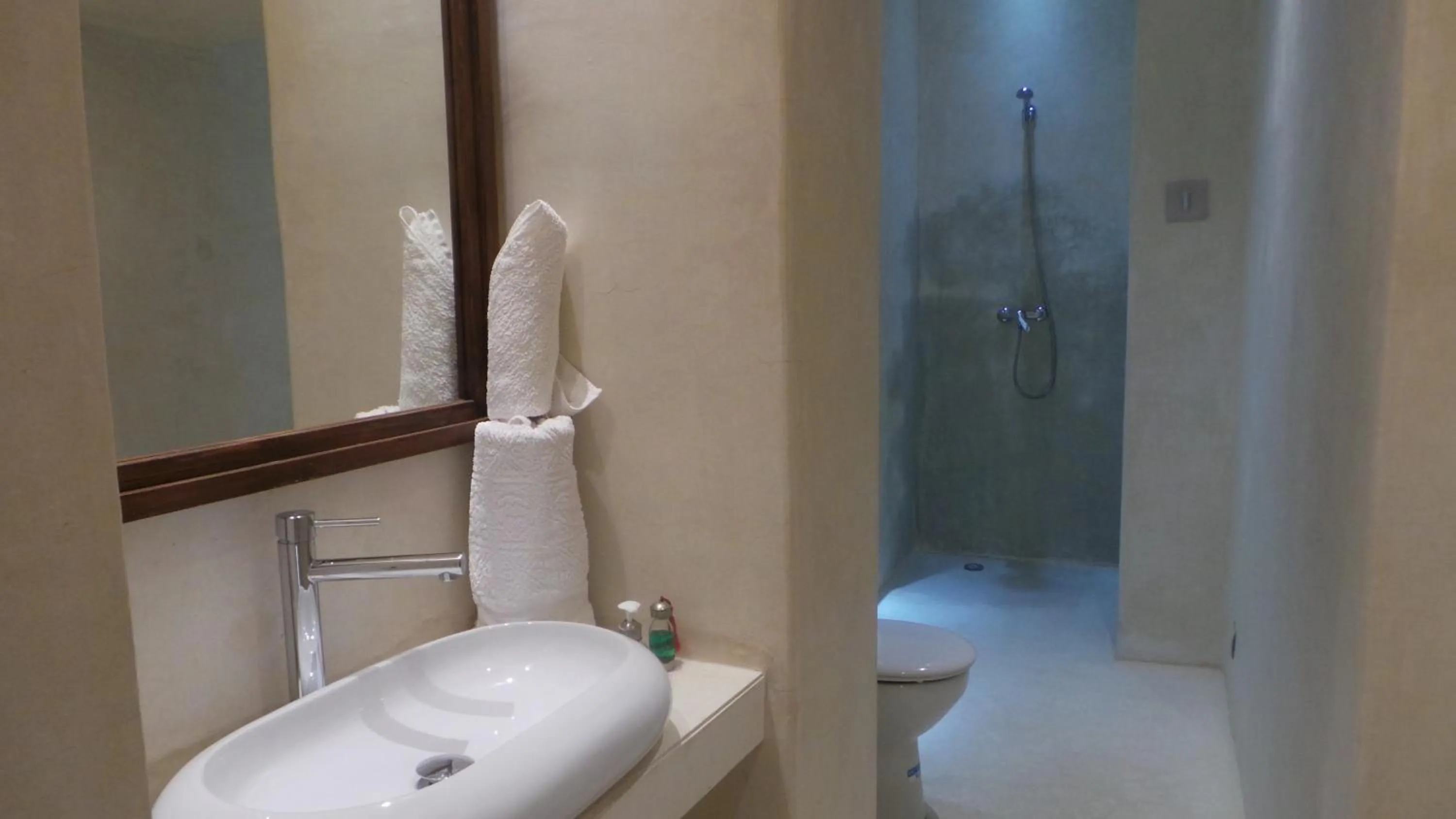 Bathroom in Riad Maialou & SPA