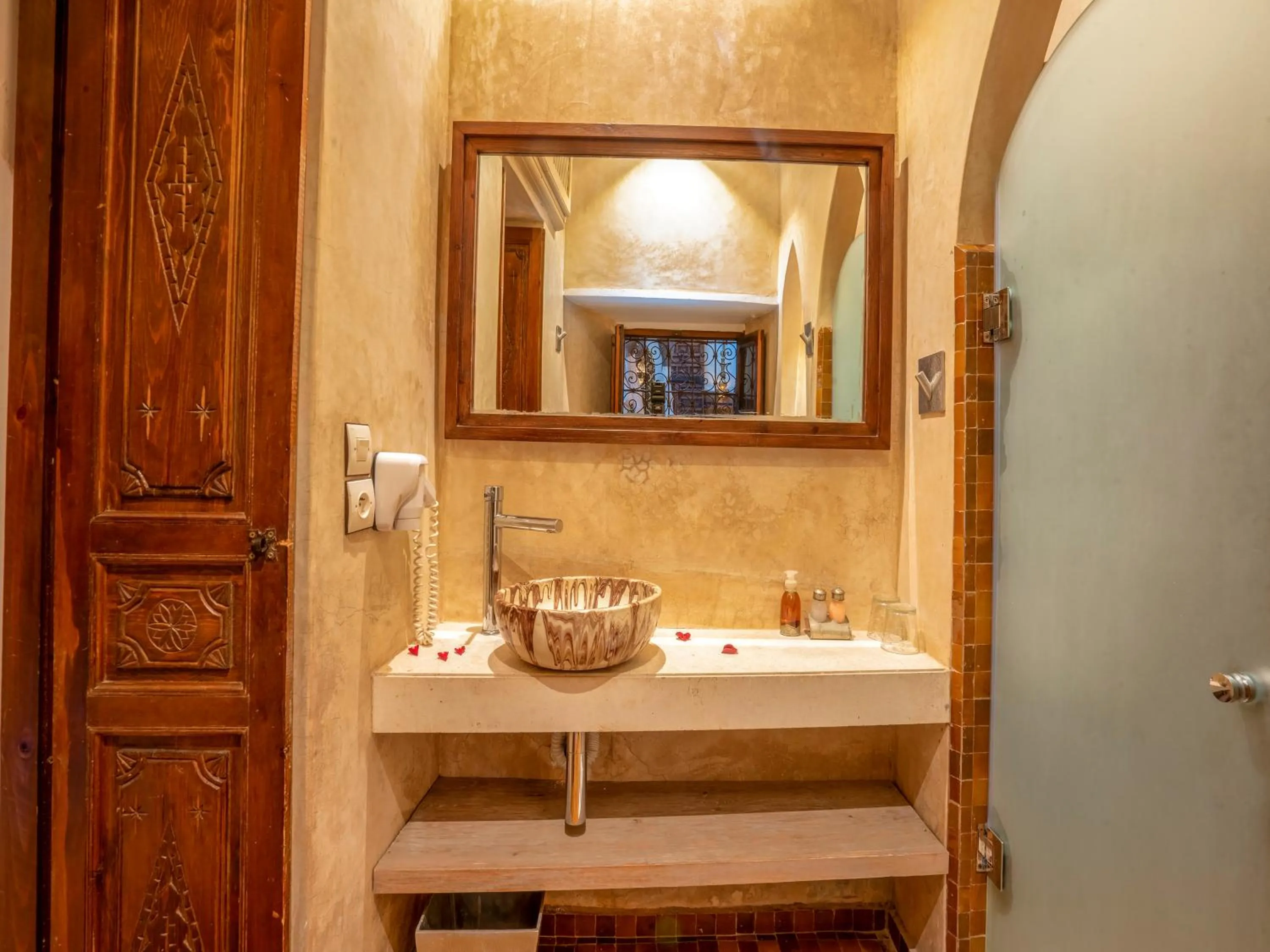 Bathroom in Riad Maialou & SPA