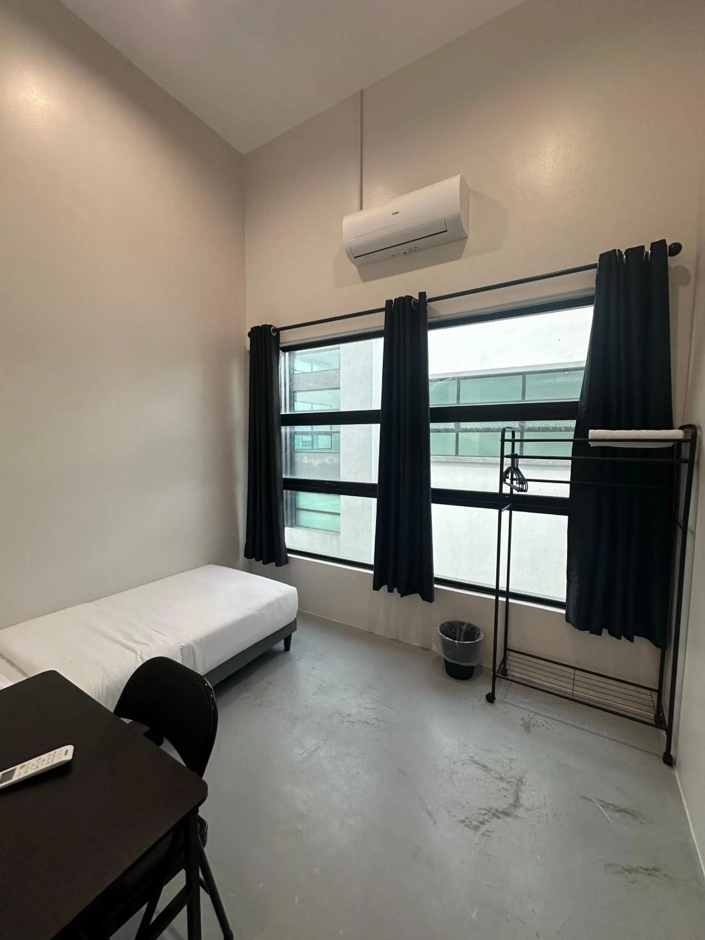 Bedroom, Bed in Be Right Back Loft - Alma