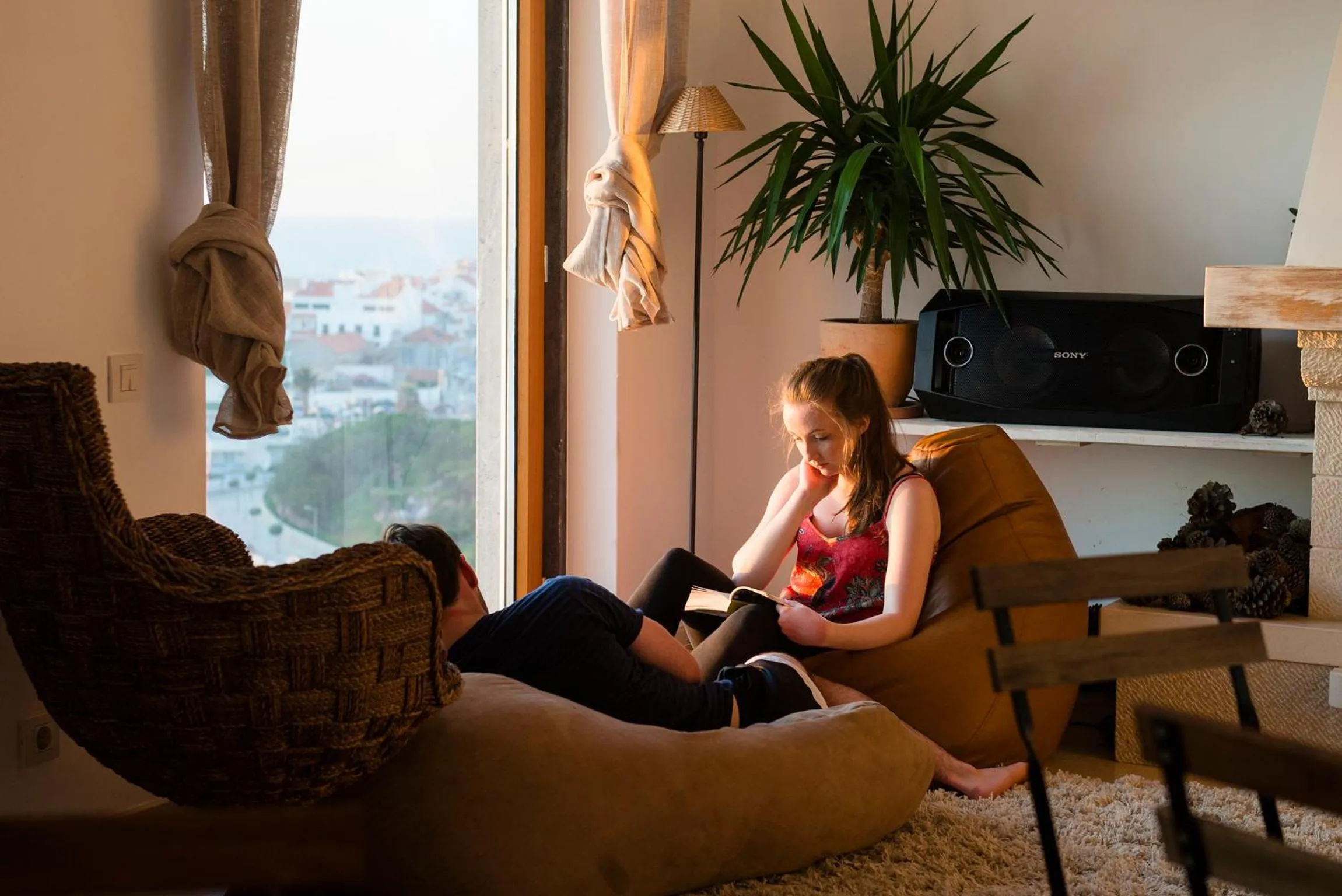 Communal lounge/ TV room in Laneez Ericeira Surf House