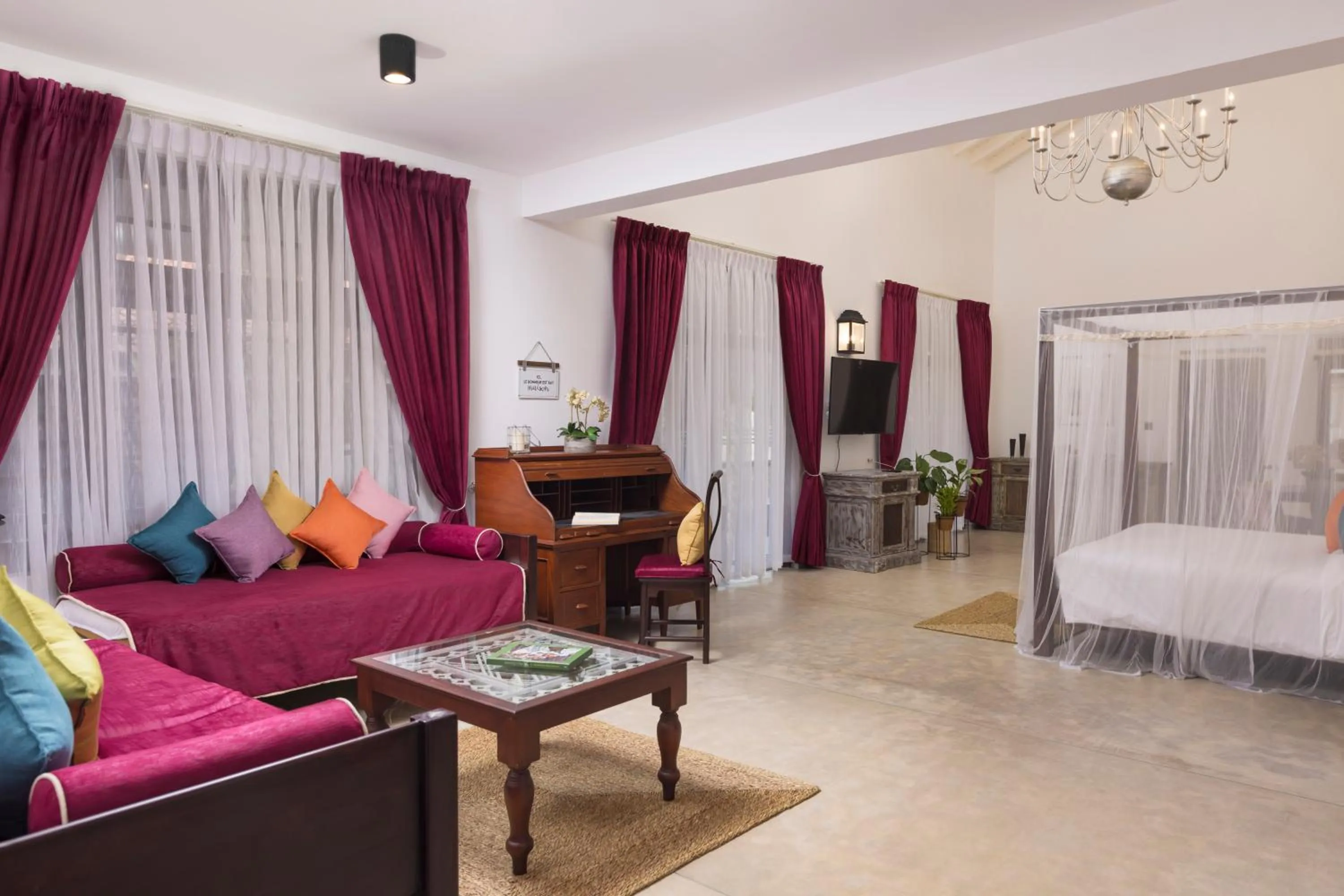 Photo of the whole room, Bed in La Maison de Colombo