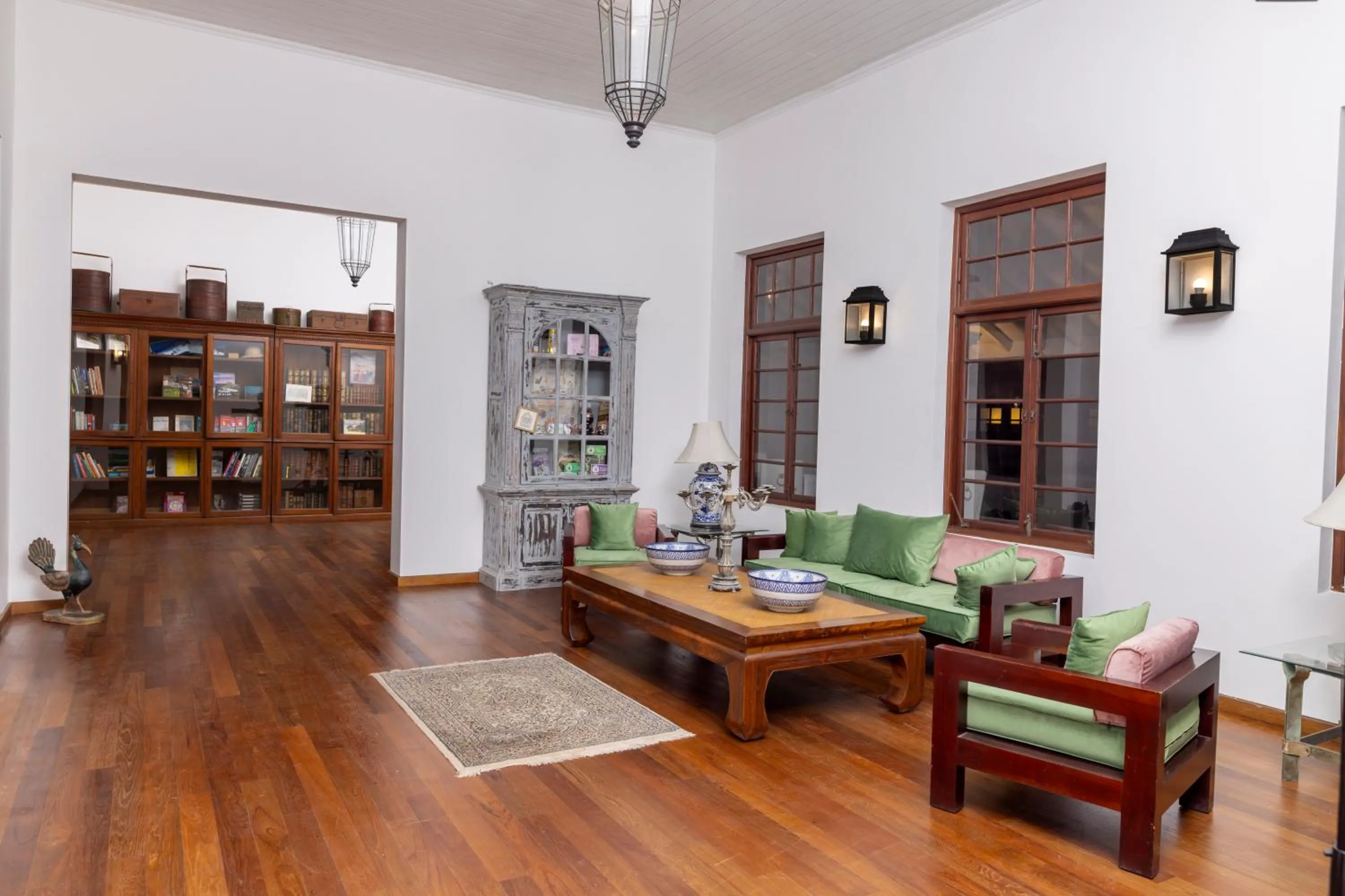 Library in La Maison de Colombo