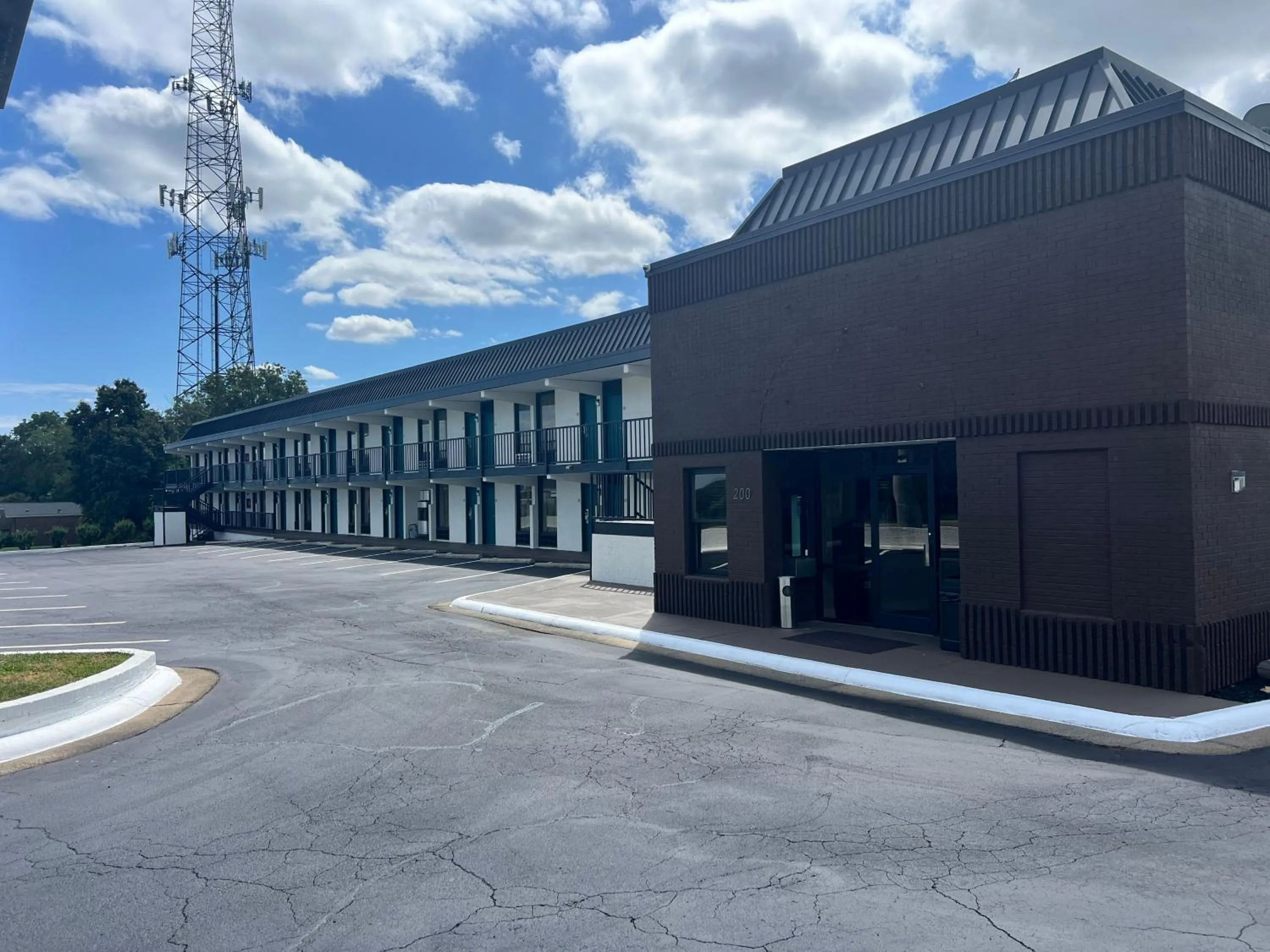 Property building in Clarion Pointe Winston - Salem Downtown