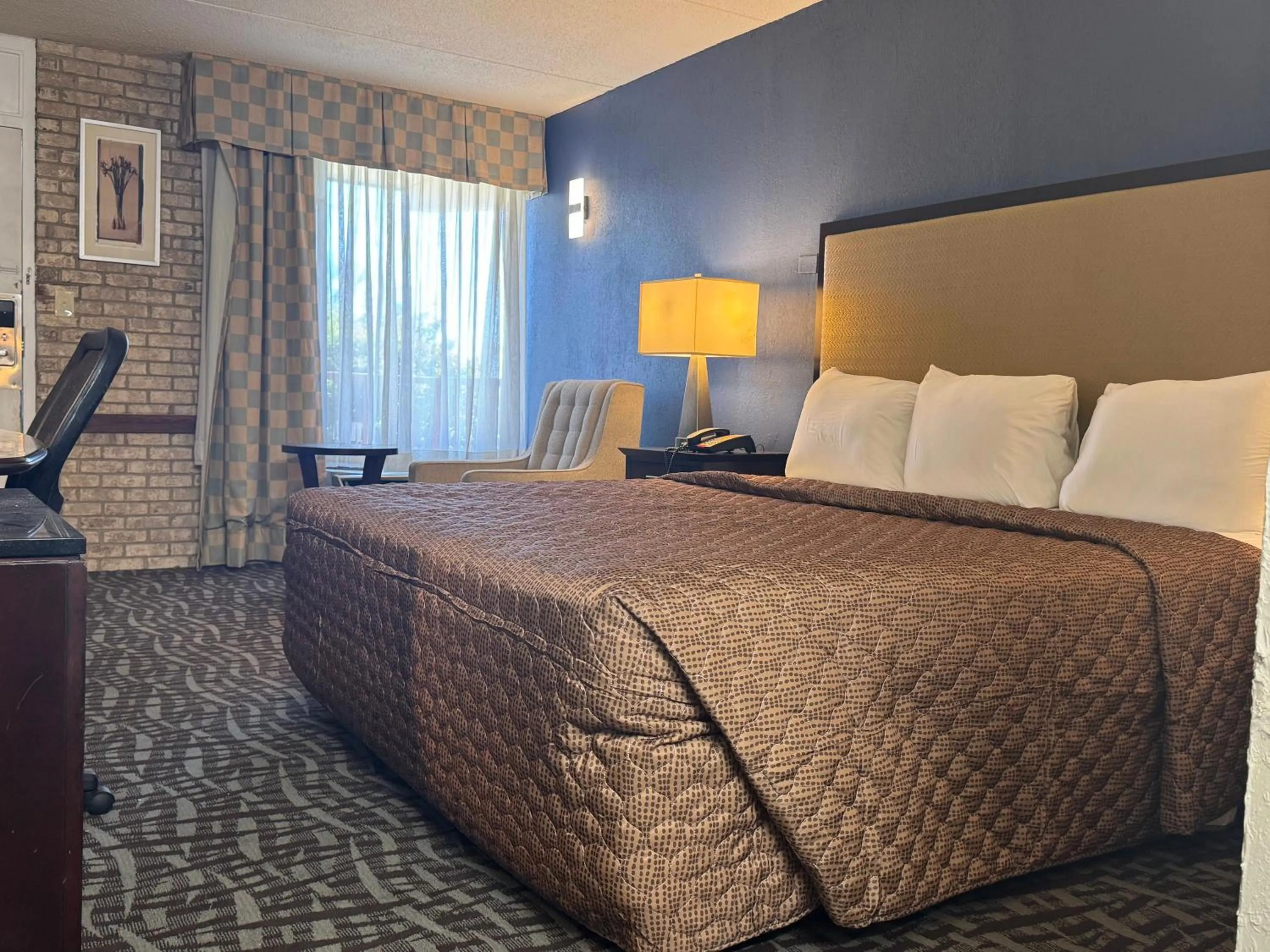 Bed in Clarion Pointe Winston - Salem Downtown