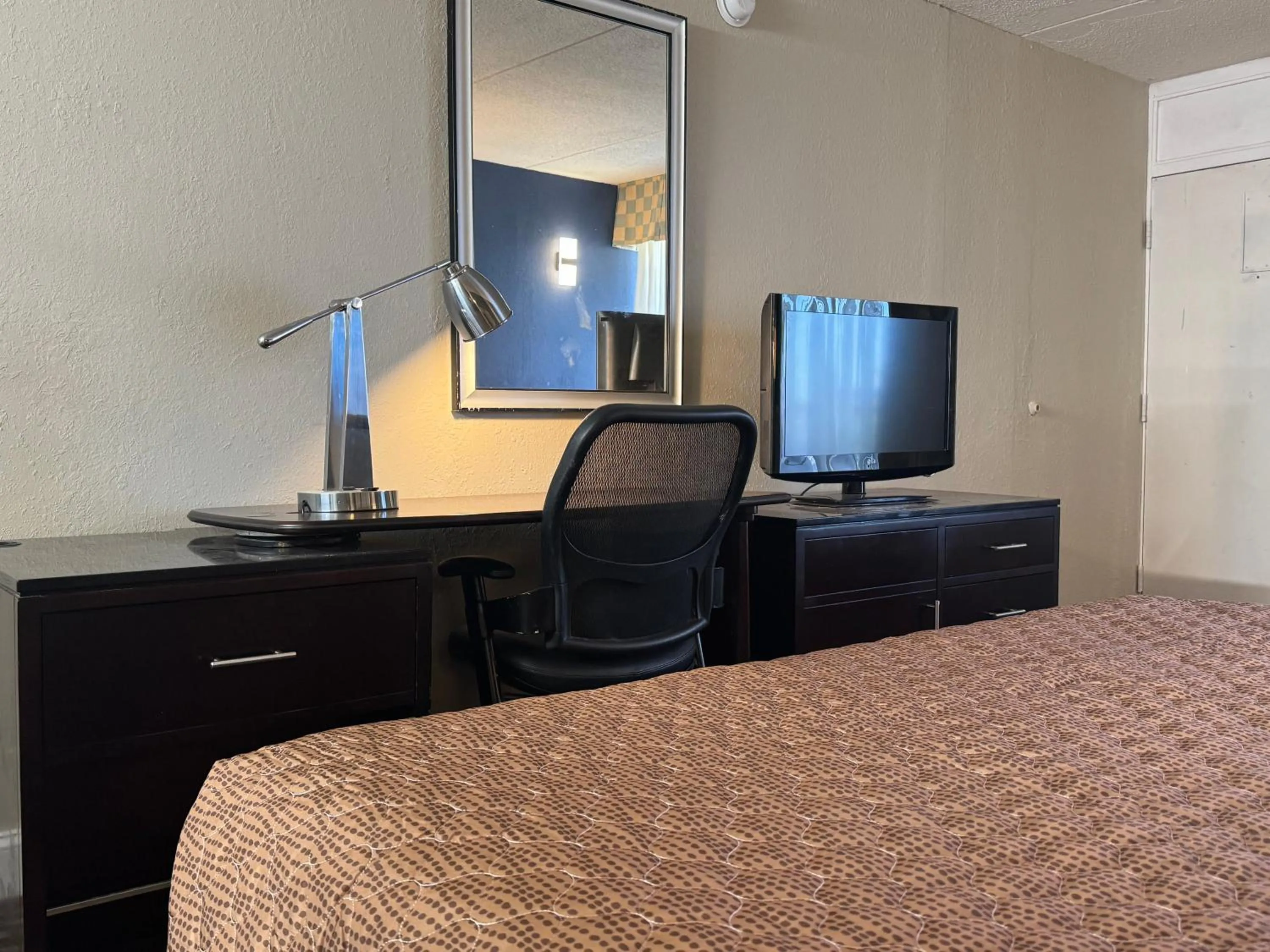 TV and multimedia, Bed in Clarion Pointe Winston - Salem Downtown