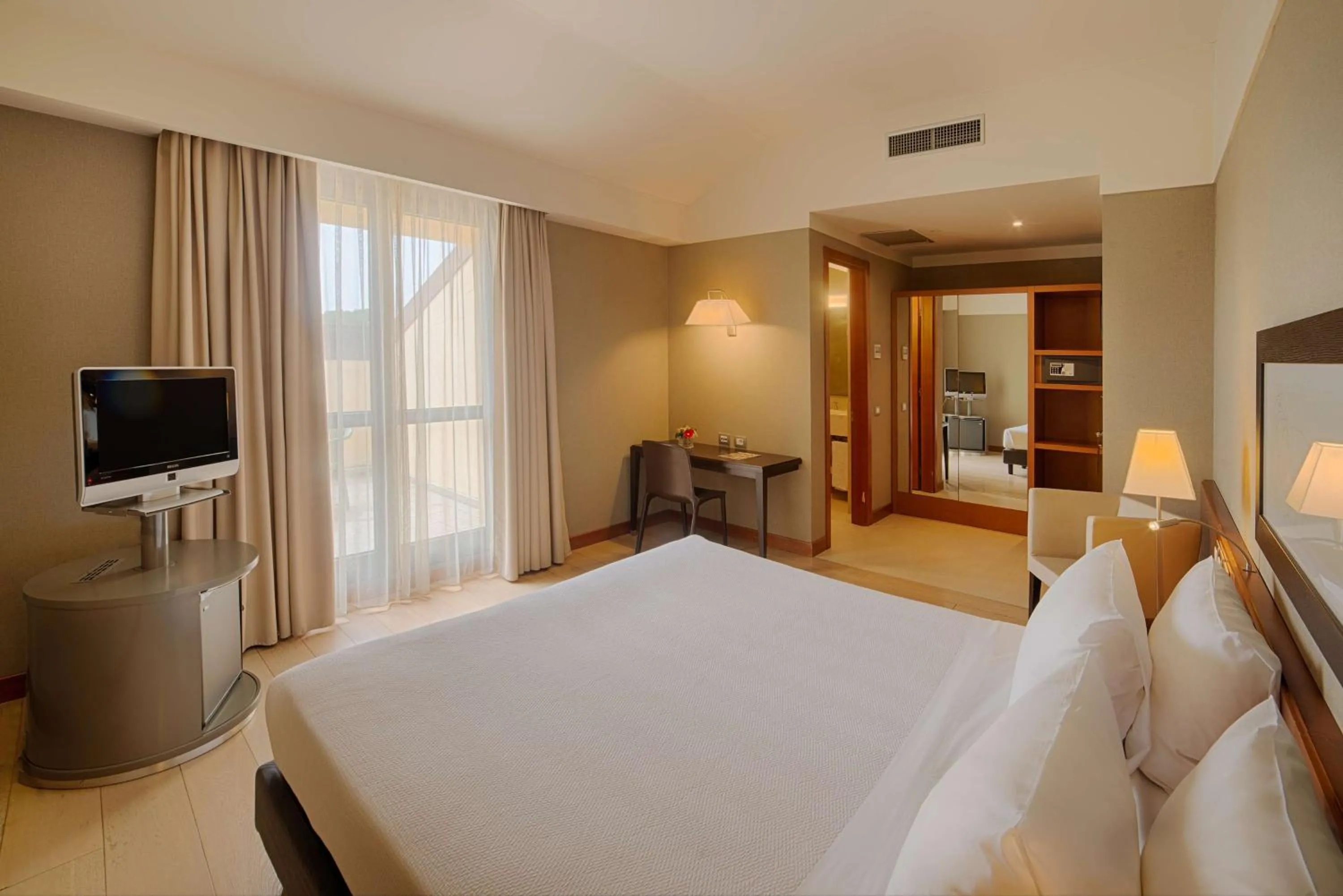 Photo of the whole room, Bed in NH Linate