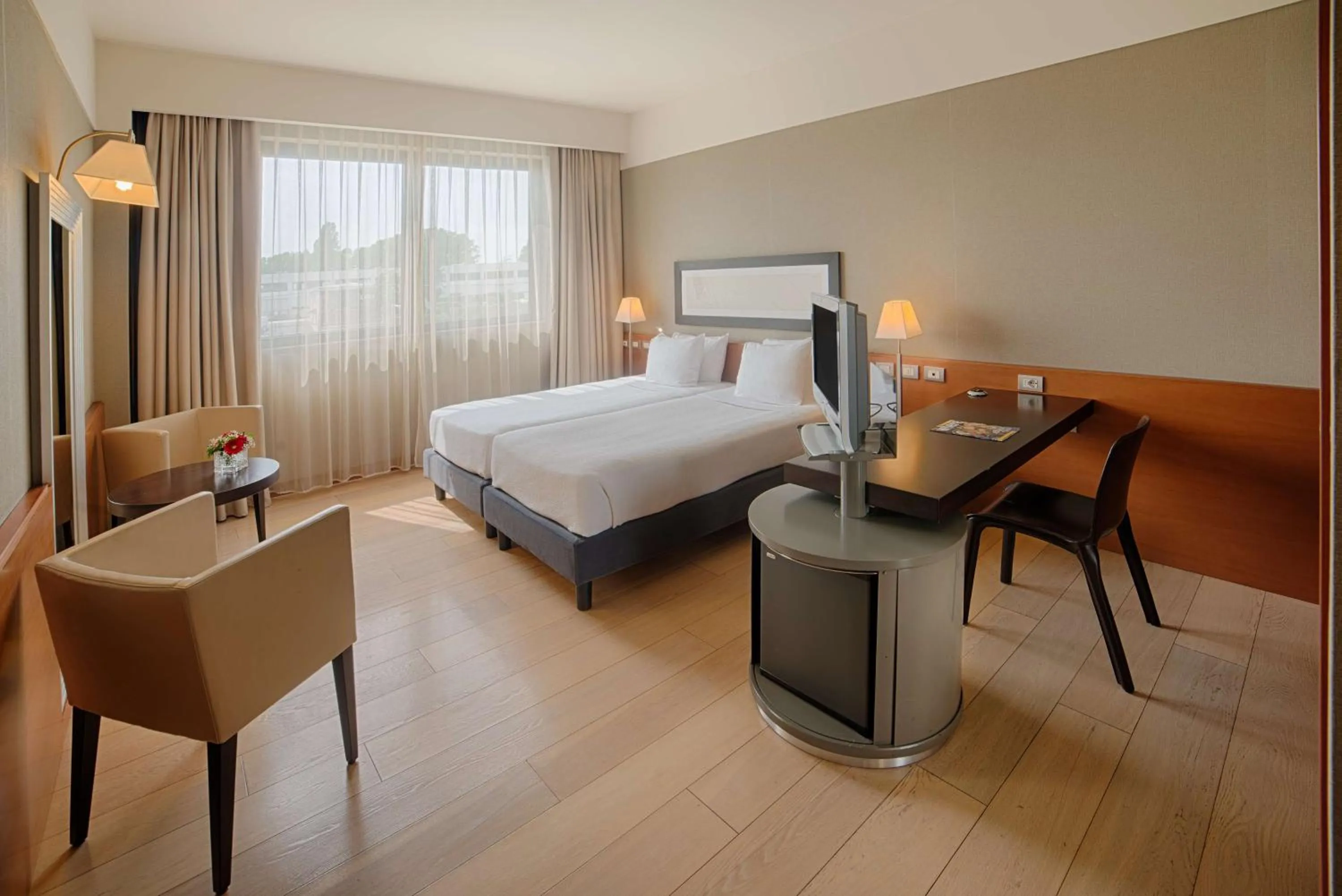 Photo of the whole room, Bed in NH Linate