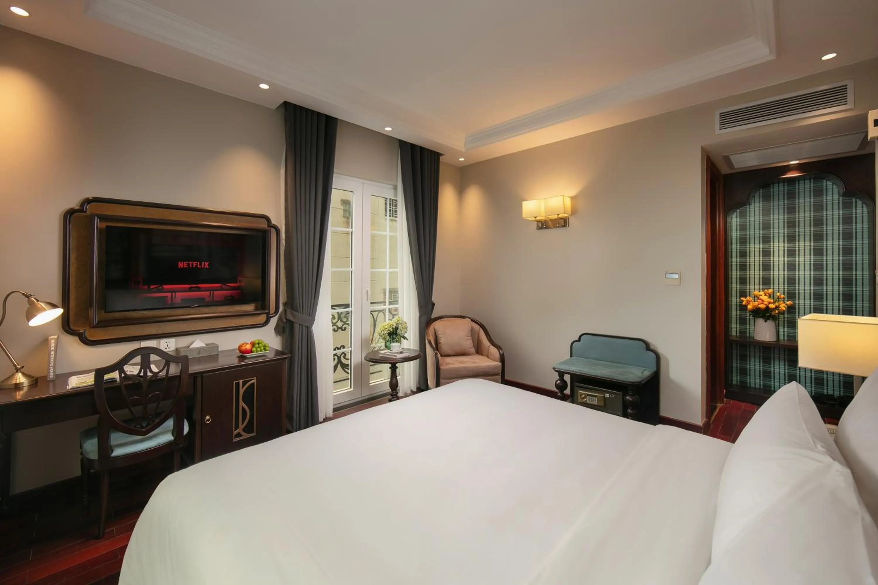 Living room, Bed in Sunline Central Hotel