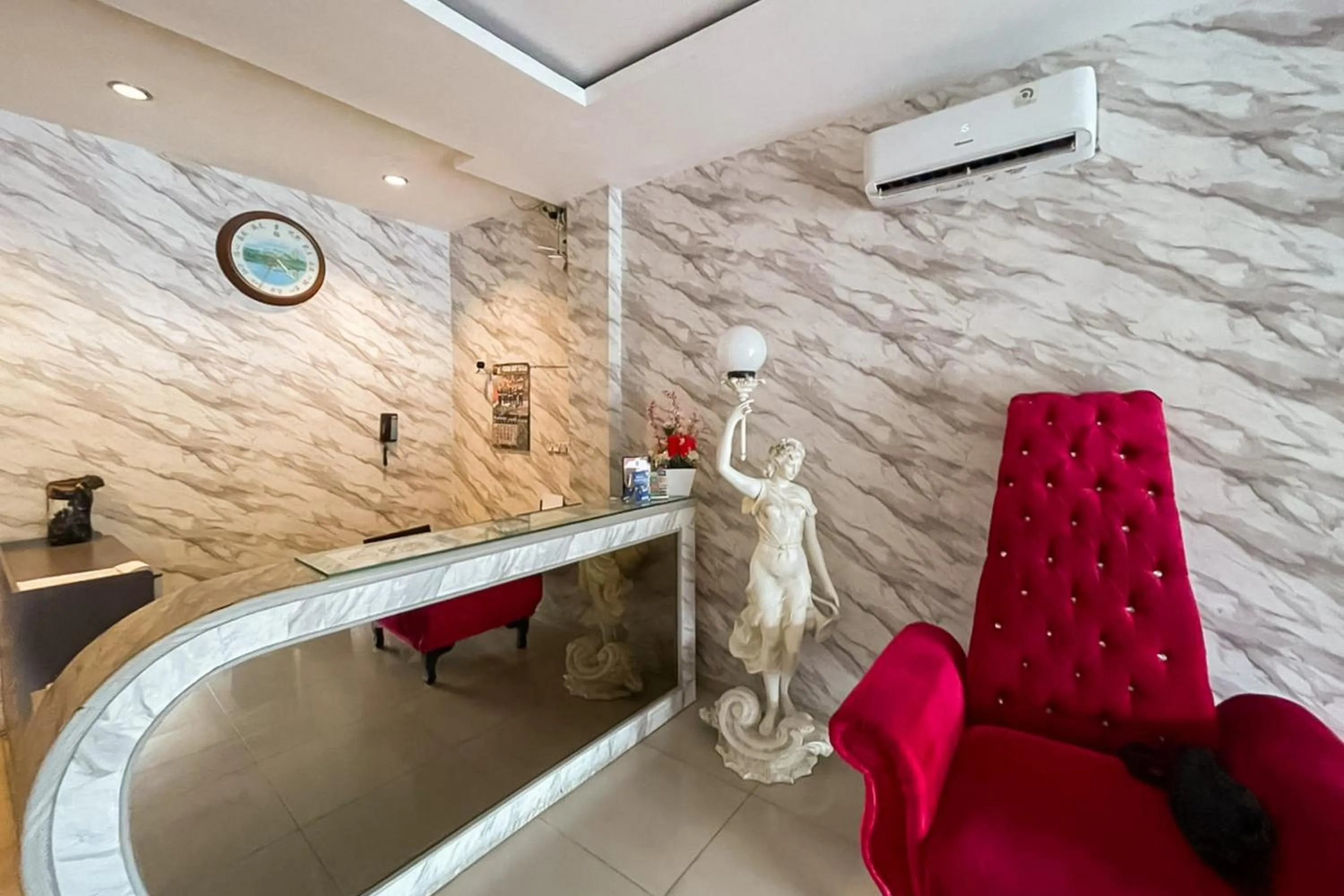 Lobby or reception in RedDoorz at Hotel Anda Pematang Siantar