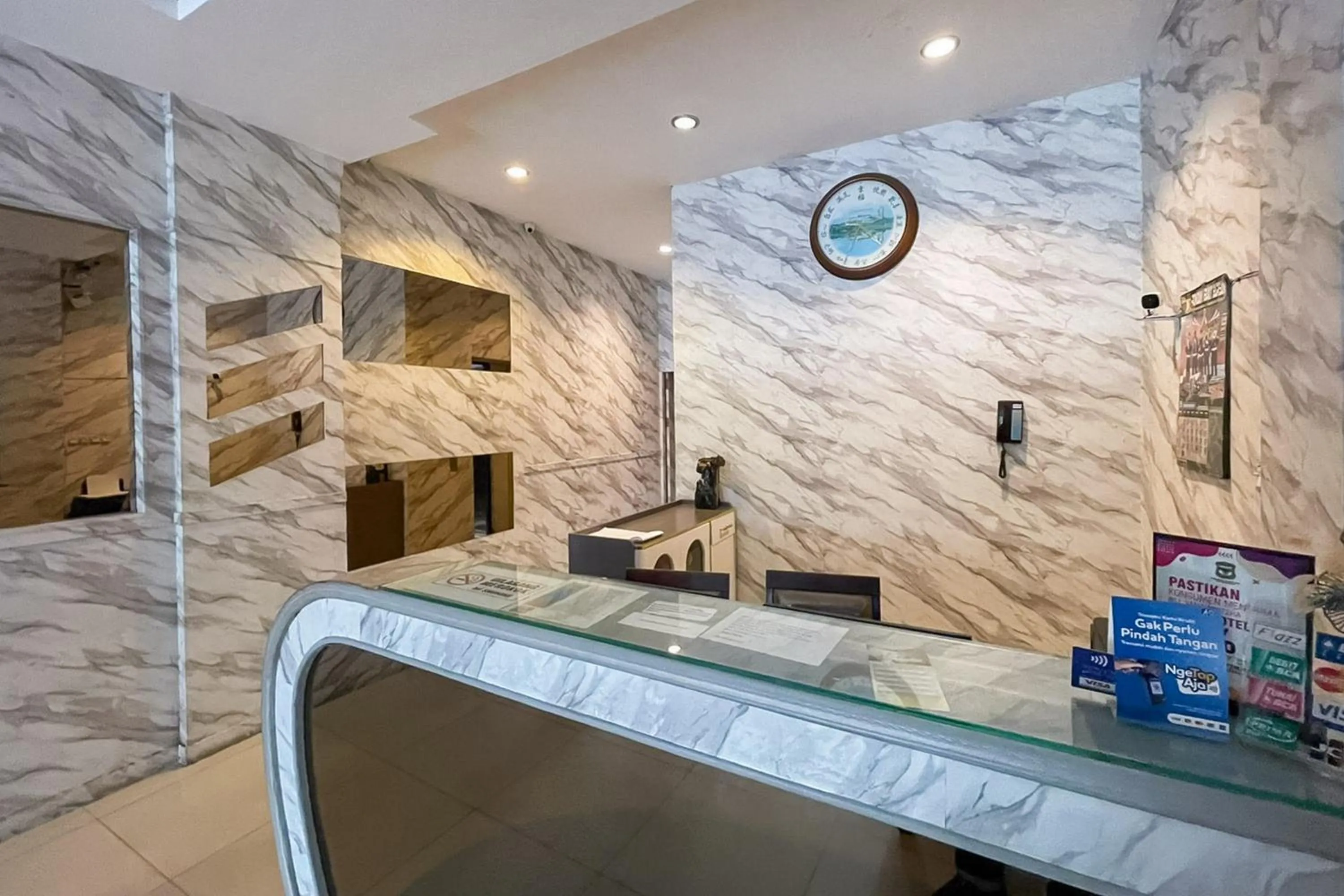 Lobby or reception in RedDoorz at Hotel Anda Pematang Siantar